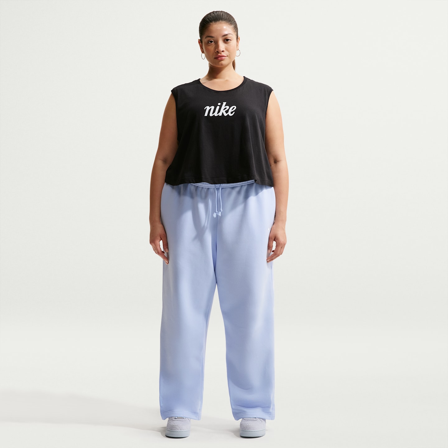Женская свободная укороченная майка Nike Sportswear Club, большие размеры, цвет: Чёрный / Белый — фото 4