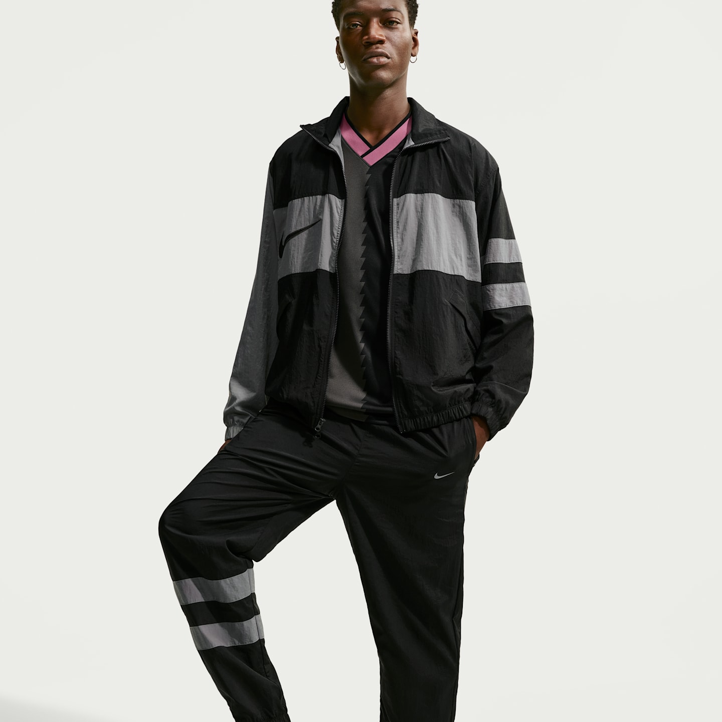 Мужские футбольные брюки Nike i96 Repel Woven Track, цвет: Чёрный / Холодный серый — фото 4