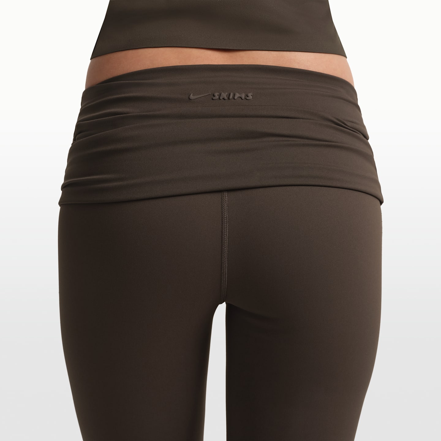 Женские брюки клёш NikeSKIMS Matte с отворотом на поясе, цвет: Тёмный сепия — фото 3