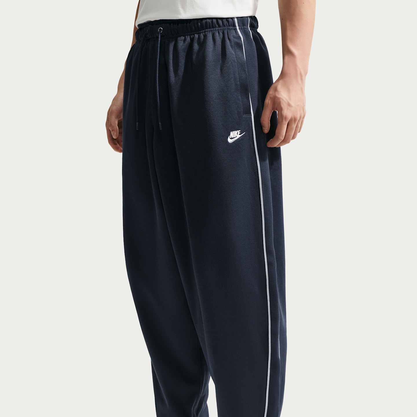 Мужские брюки Nike Sportswear Club Oversized Knit Track Pants, цвет: Обсидиановый / Белый — фото 2