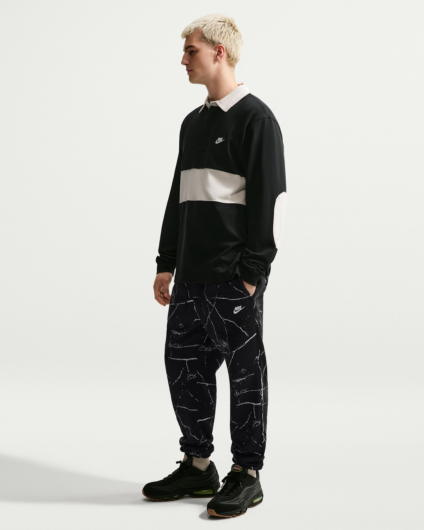 Мужские флисовые брюки с манжетами Nike Club, цвет: Чёрный / Молочный — фото 6