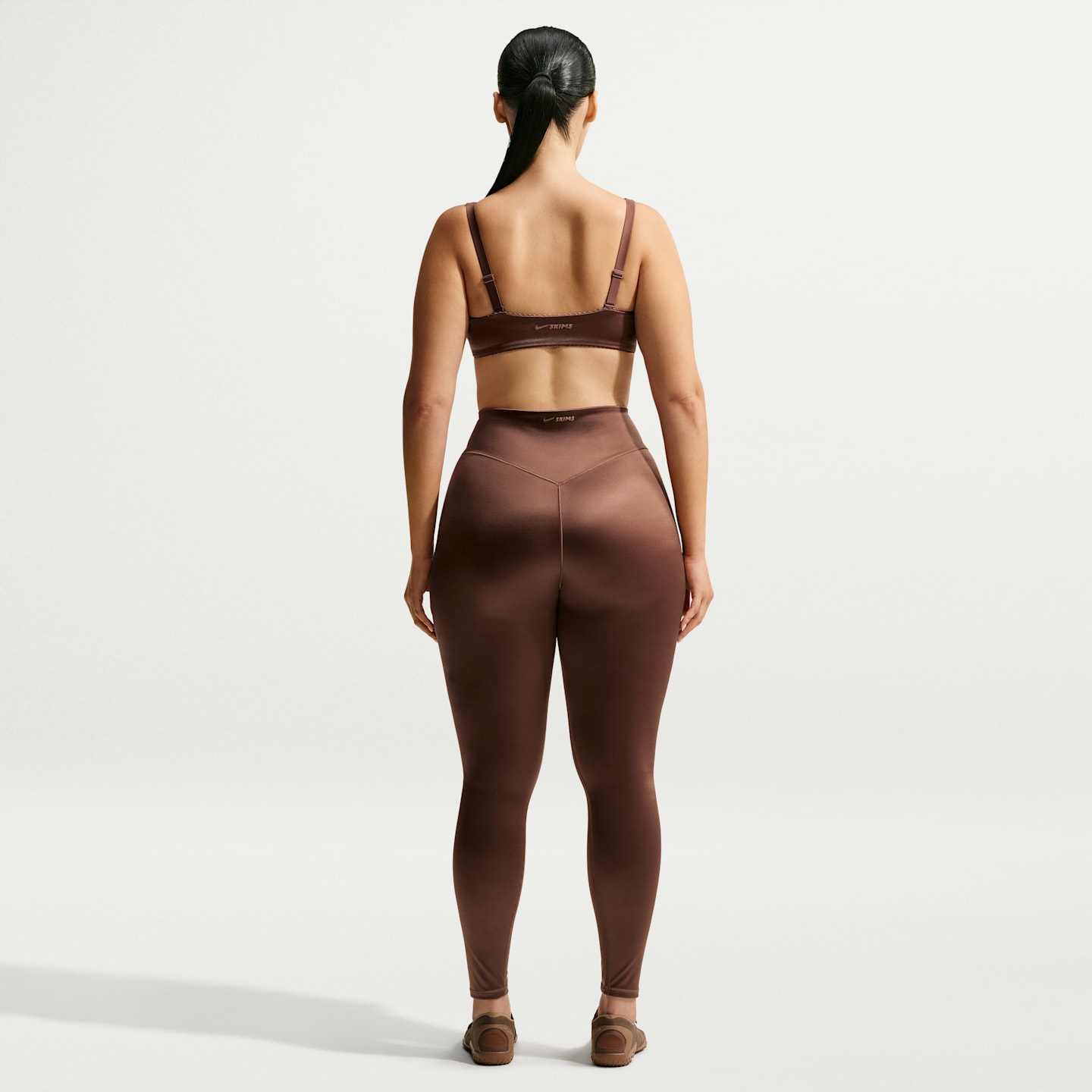 Женский спортивный бюстгальтер NikeSKIMS Satin Shine со вставками и пикотажем, цвет: Коричневый — фото 10