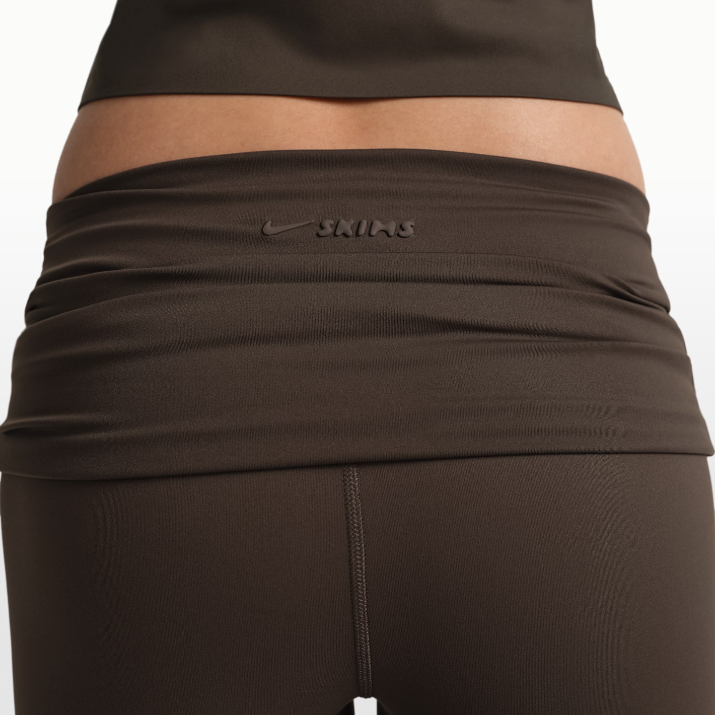 Женские брюки клёш NikeSKIMS Matte с отворотом на поясе, цвет: Тёмный сепия — фото 6