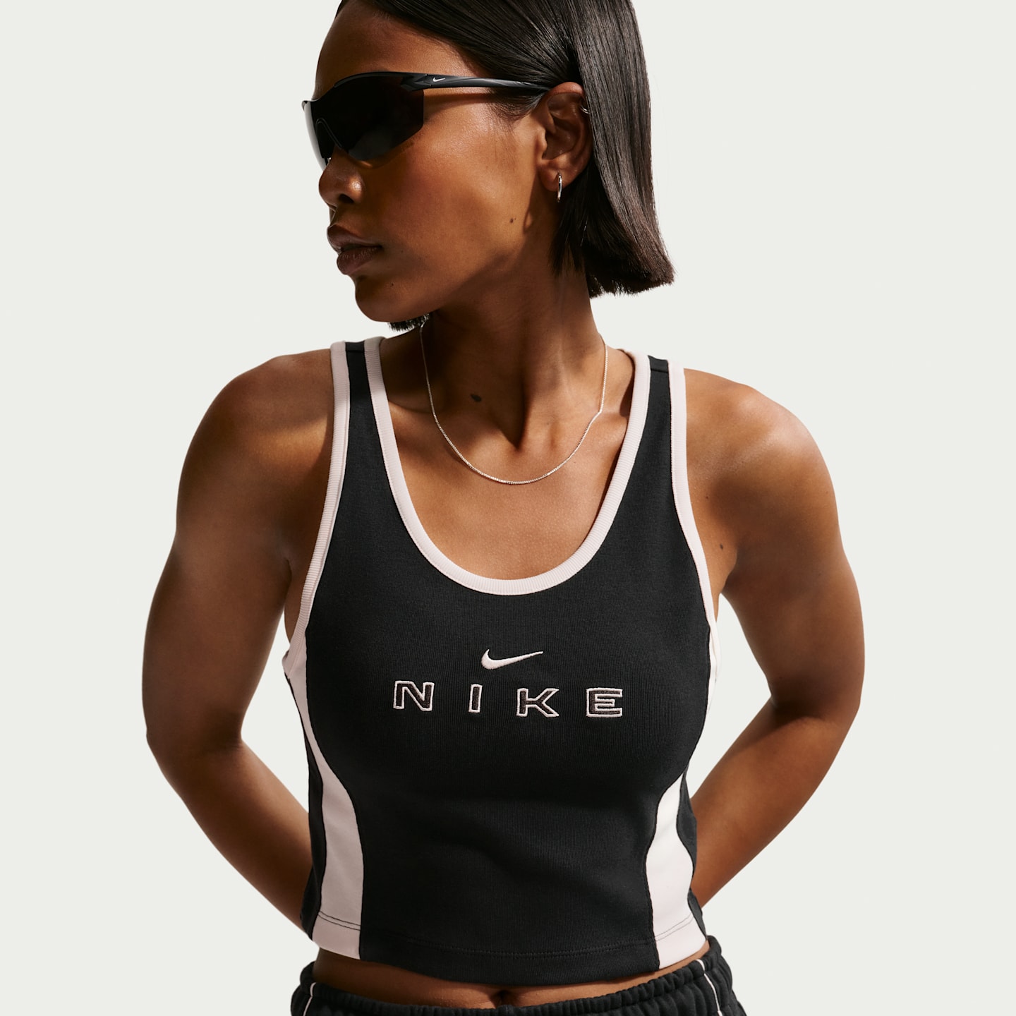 Женская облегающая майка Nike Sportswear с принтом, цвет: Чёрный / Меловой — фото 1