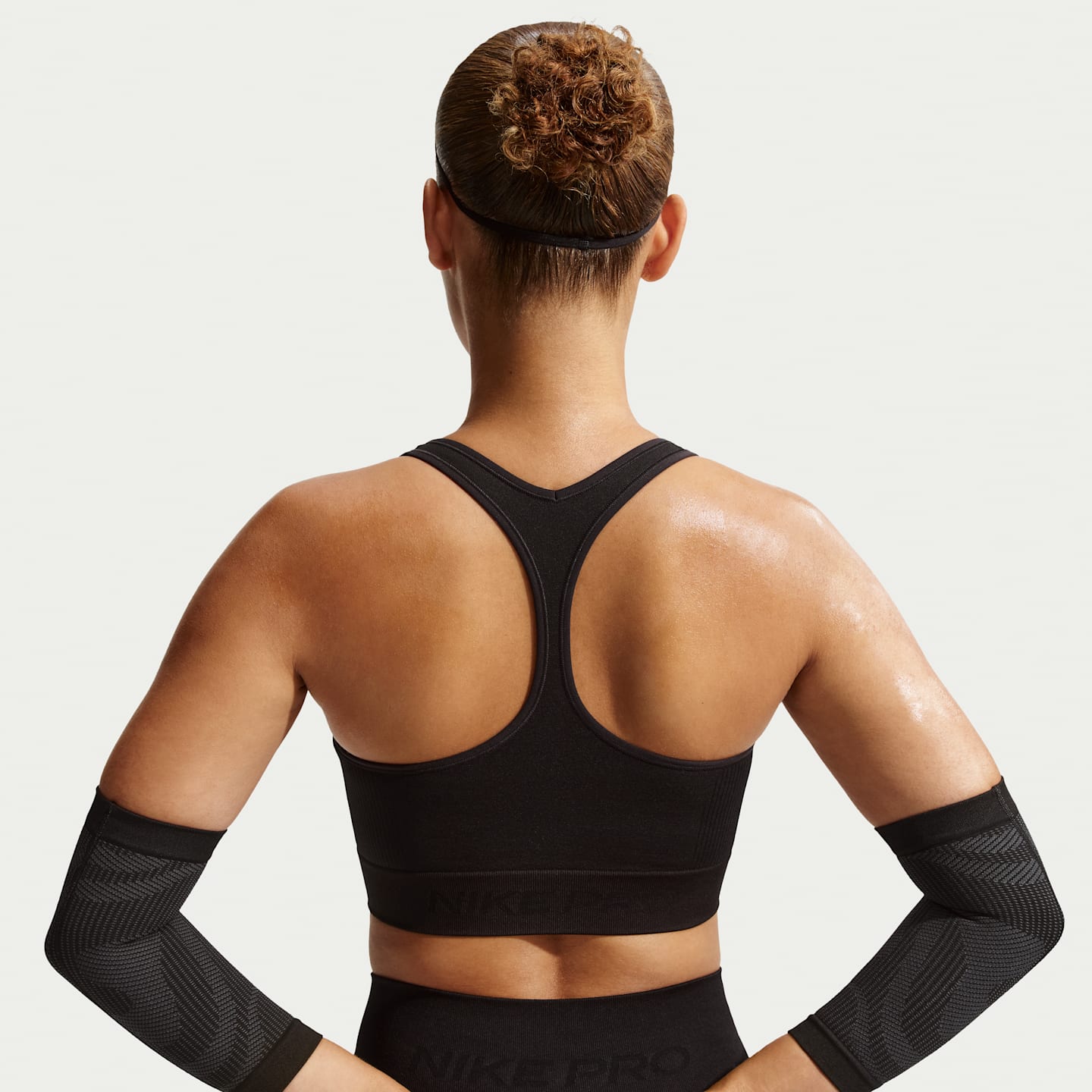 Женская укороченная майка Nike Pro Seamless Dri-FIT, цвет: Чёрный — фото 2