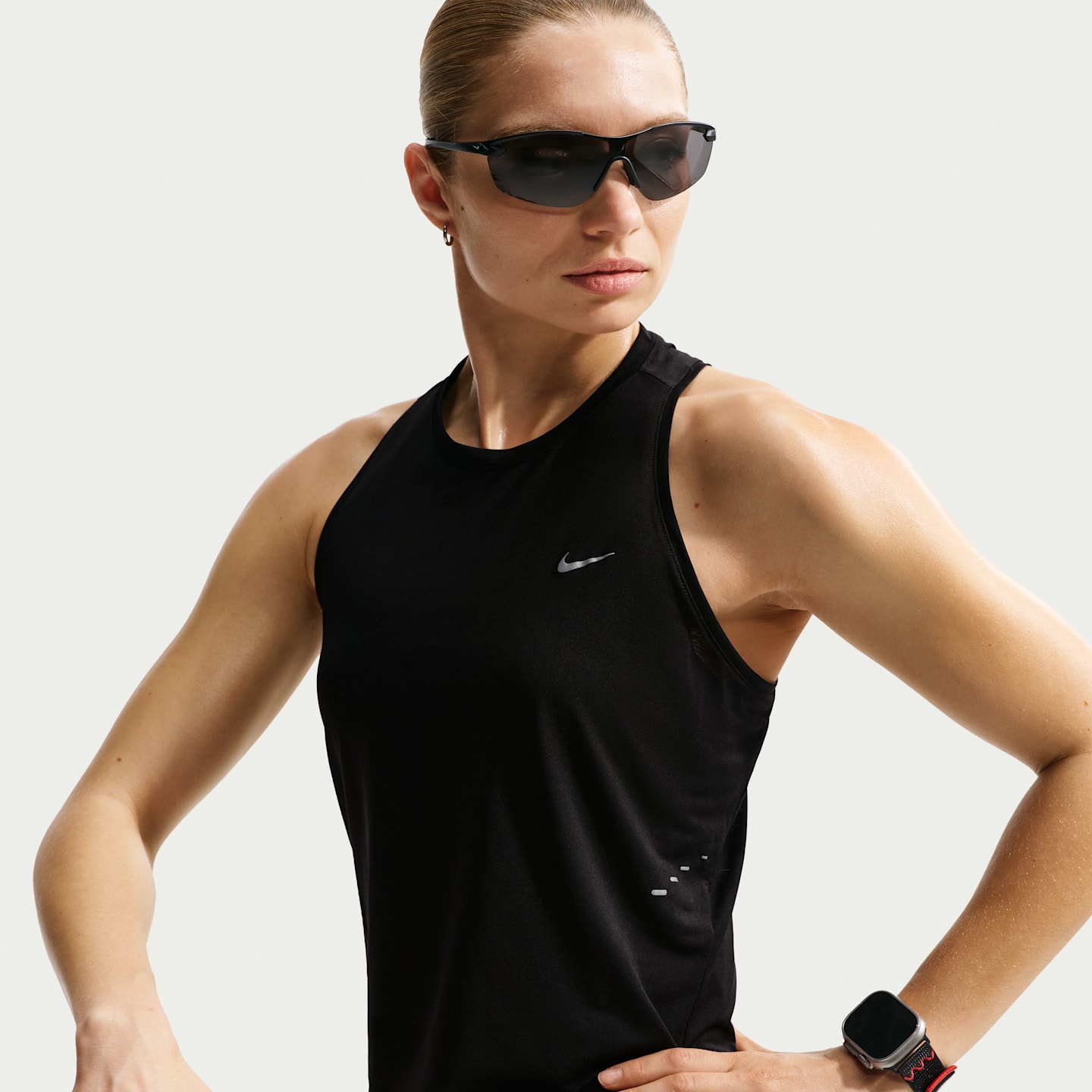 Женская беговая майка Nike Swift Breathe Dri-FIT, цвет: Чёрный / Белый — фото 3