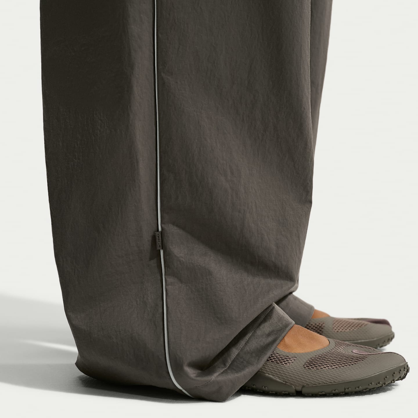 Женские брюки NikeSKIMS Crunchy Nylon Wide-Leg, цвет: Nskm Boulder — фото 8