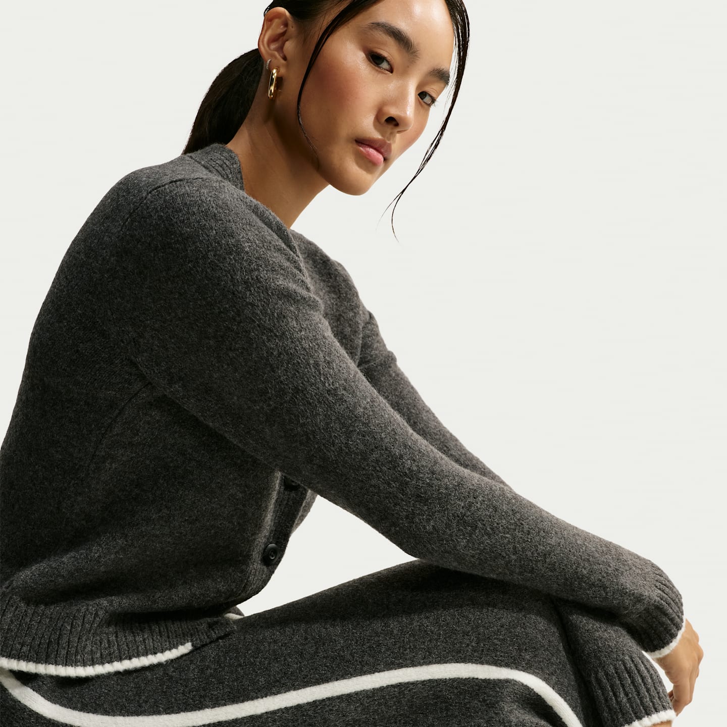 Женские брюки Nike Sportswear Chill Knit со средней посадкой, цвет: Чёрный меланжевый / Белый — фото 4