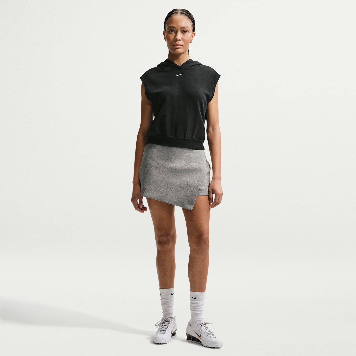 Женская юбка-шорты Nike Sportswear Tech Fleece со средней посадкой, цвет: Серый меланжевый / Чёрный — фото 1