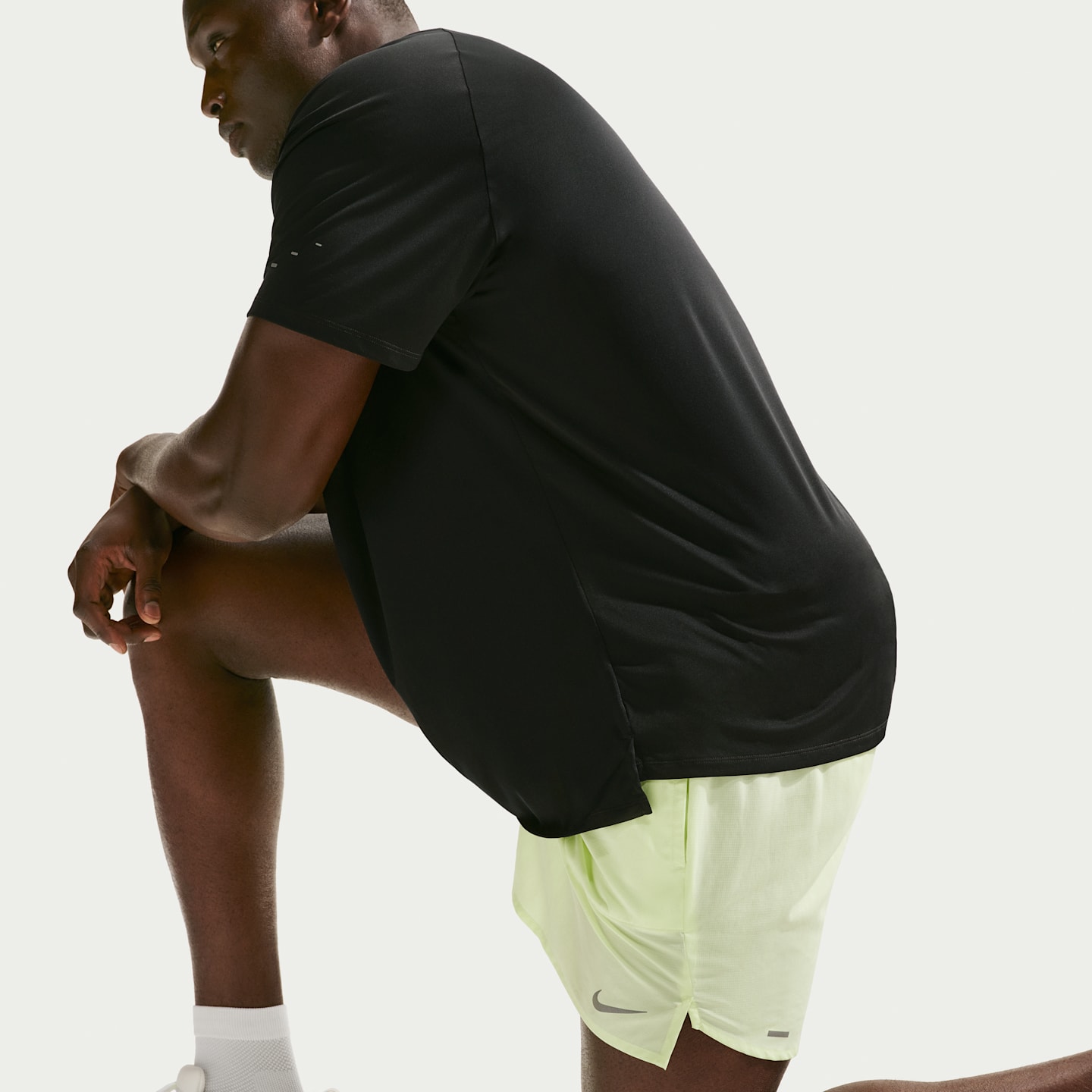Мужской беговой топ Nike Stride Dri-FIT ADV с коротким рукавом, цвет: Чёрный — фото 8