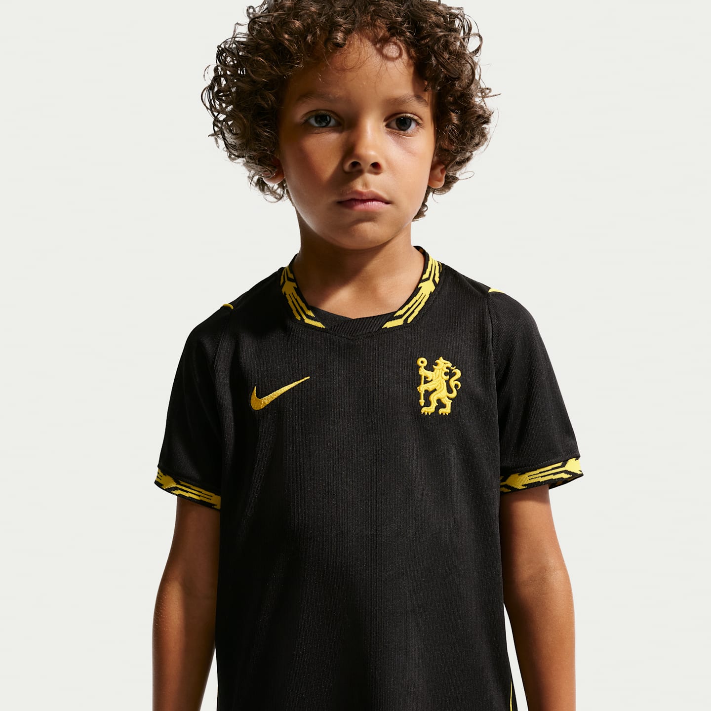 Детский футбольный комплект Nike Chelsea FC 2026/27 Stadium Away из 3 предметов, цвет: Чёрный / Золотой — фото 2