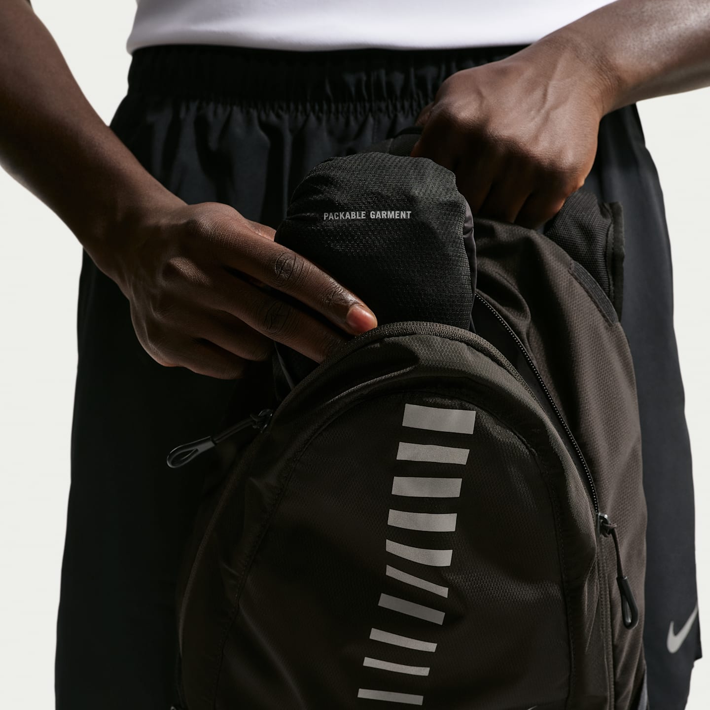 Мужская куртка Nike Stride Repel UV Running, цвет: Чёрный — фото 7