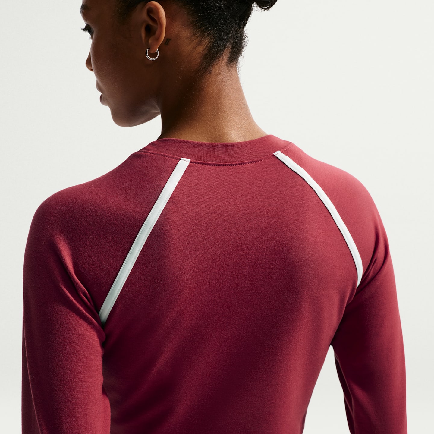 Женский облегающий укороченный топ Nike Sportswear с длинным рукавом, цвет: Малиновый / Меловой — фото 2