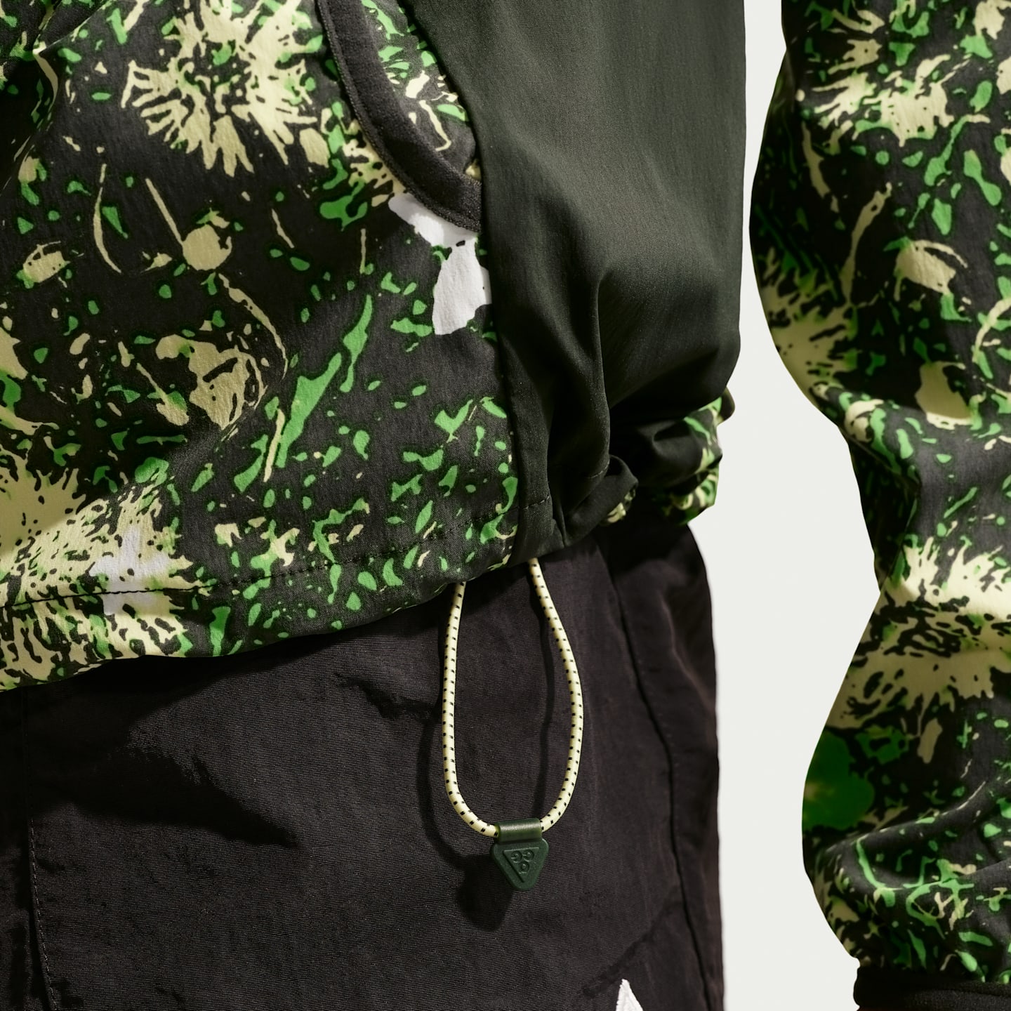 Женская куртка Nike ACG Five Towers UV Protection, цвет: Чёрный еловый / Лаймовый — фото 8