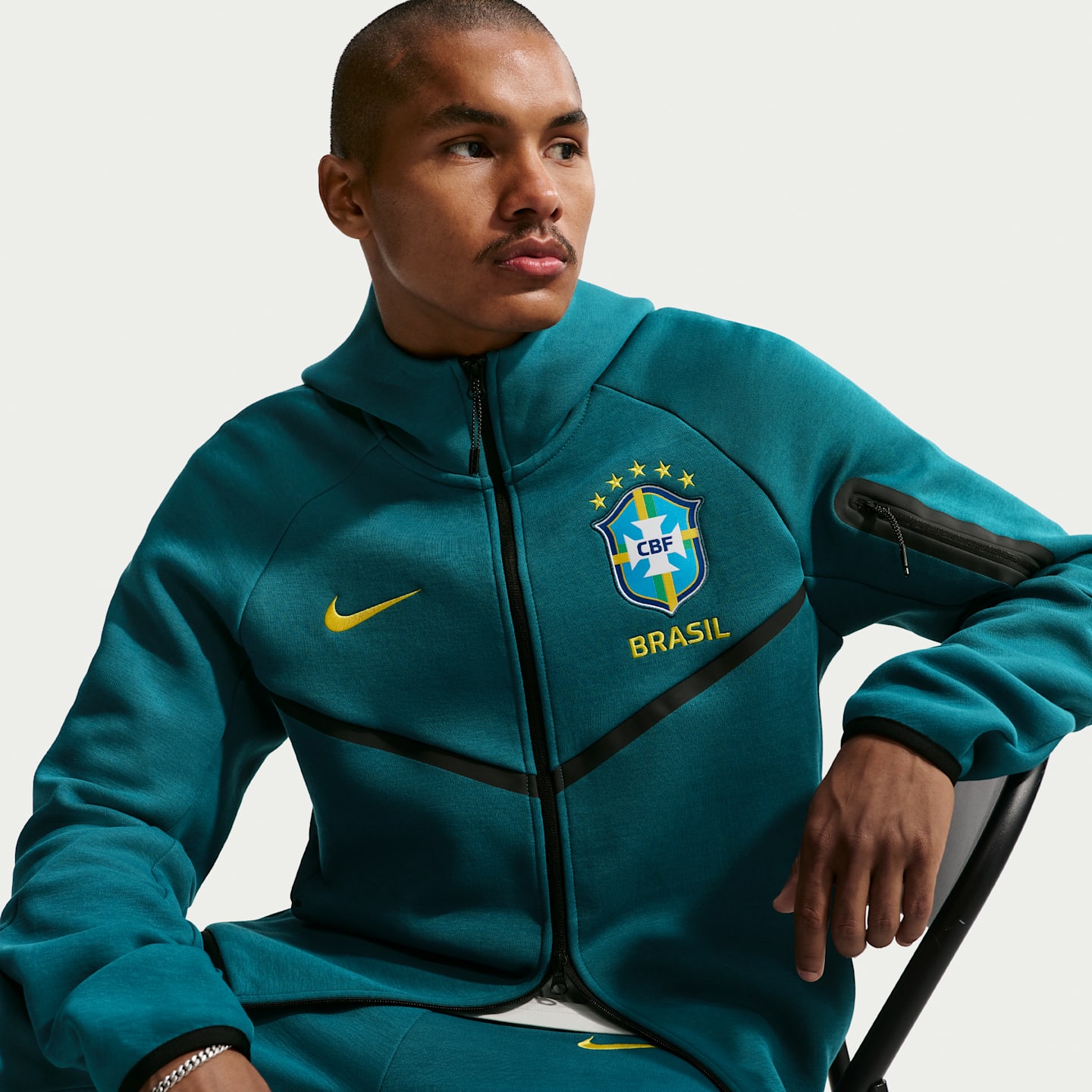 Мужское футбольное худи на молнии Nike Brazil Tech Fleece Windrunner, цвет: Бирюзовый / Золотой — фото 3