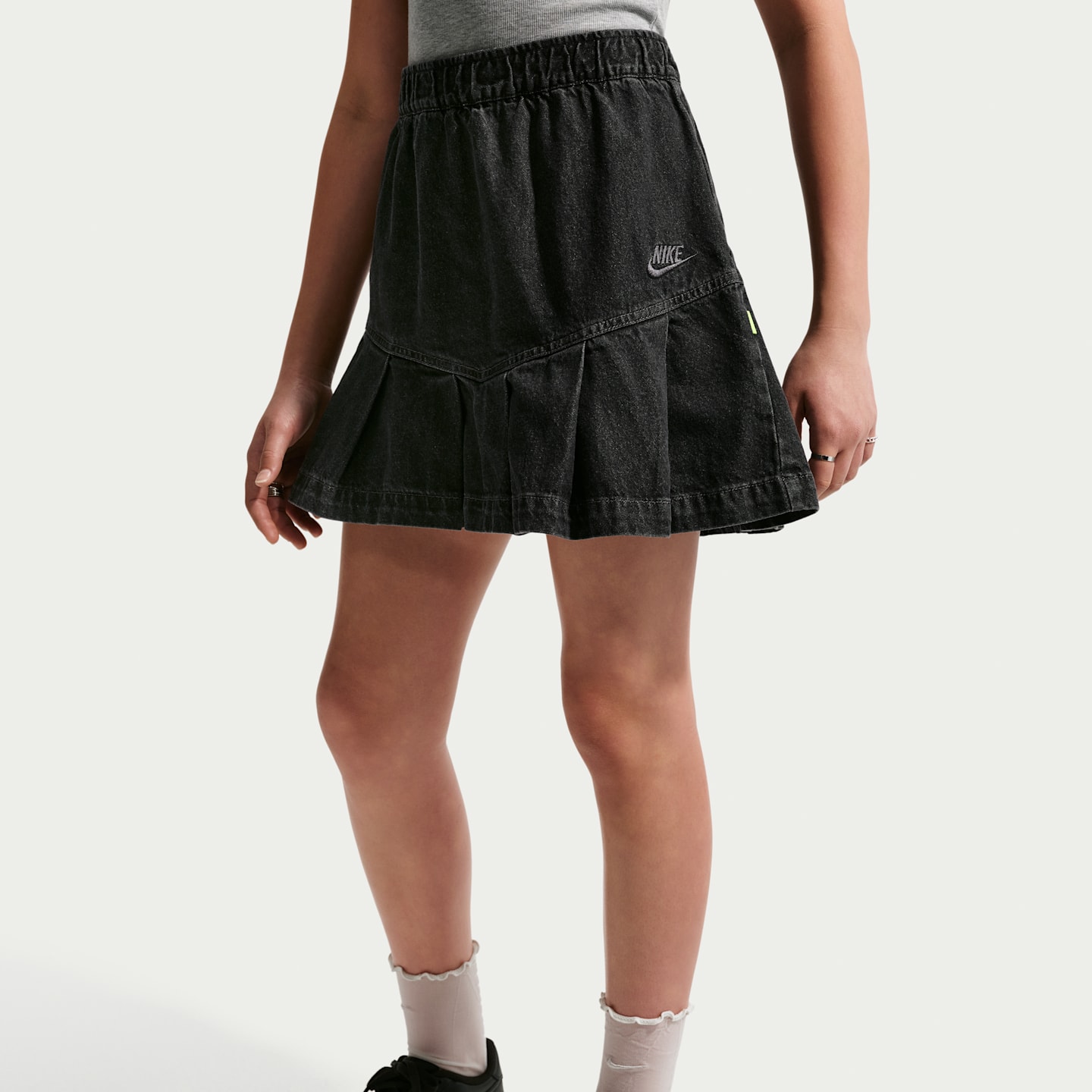 Детская джинсовая плиссированная юбка для девочек Nike Sportswear, цвет: Чёрный / Антрацитовый — фото 2