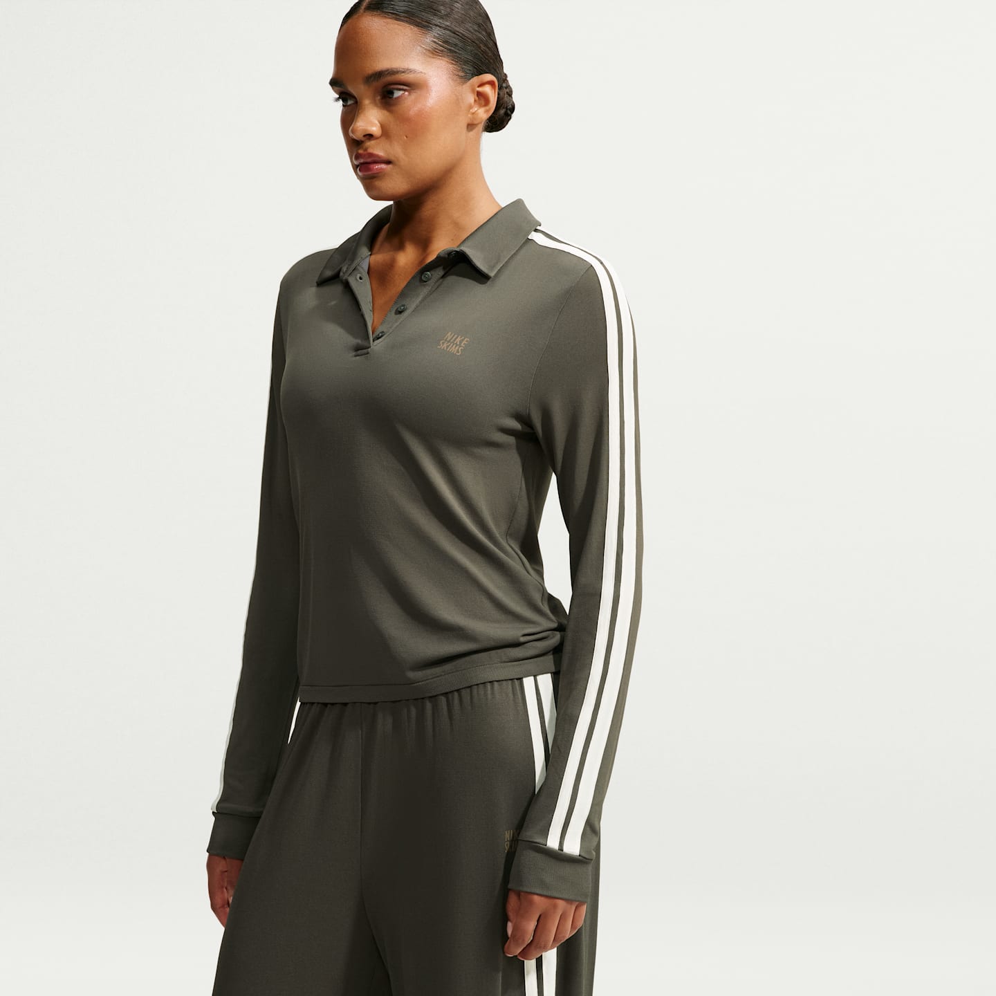 Женский топ NikeSKIMS Stretch Knit Long-Sleeve Polo, цвет: Экрю — фото 3