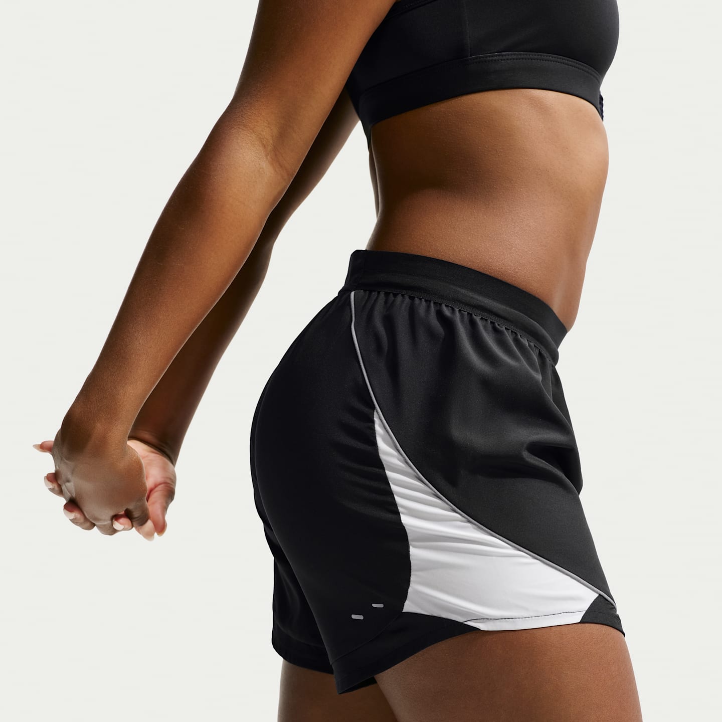 Женские беговые шорты Nike Swoosh Dri-FIT со средней посадкой, без подкладки, цвет: Чёрный / Белый — фото 3