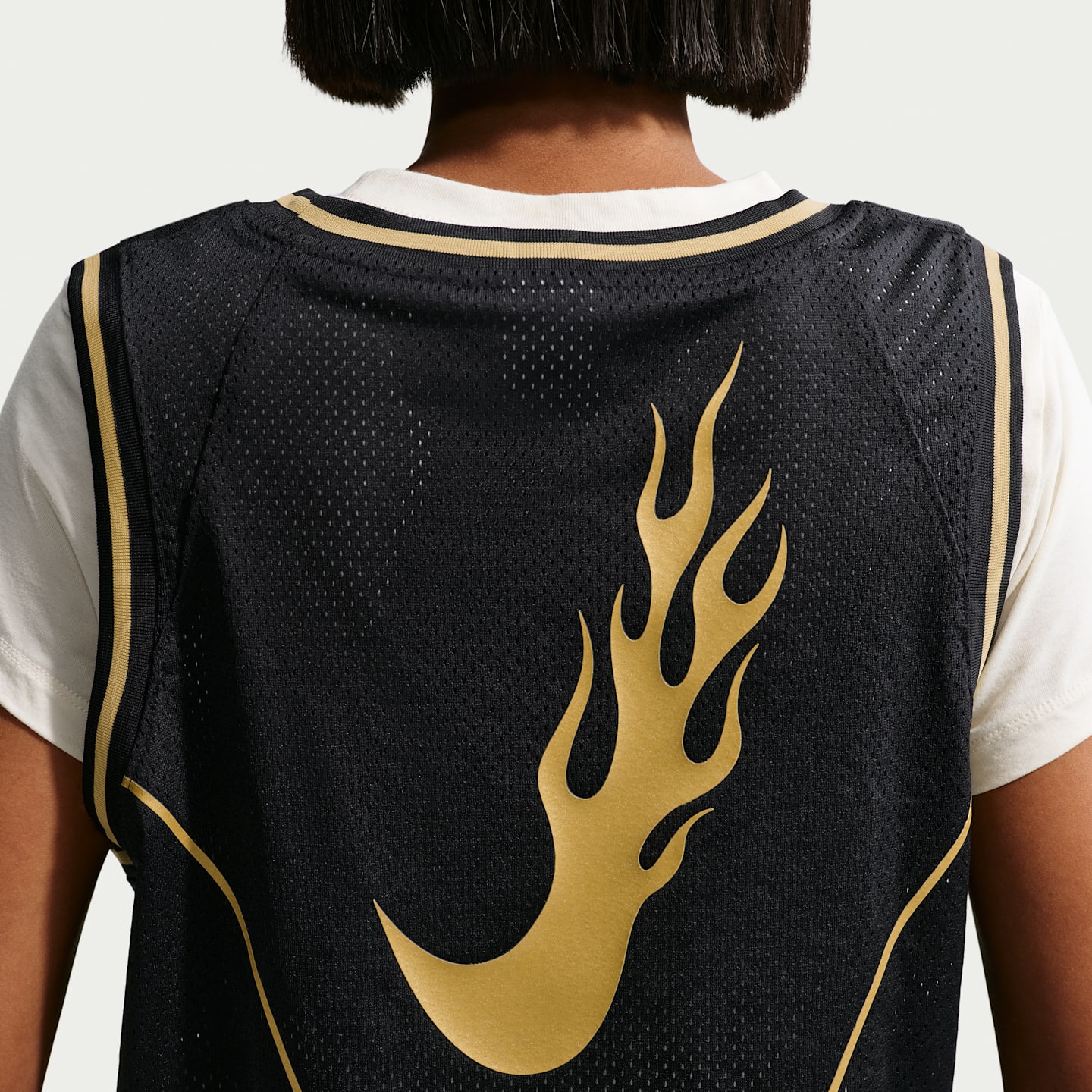 Женский топ Nike Sportswear Cropped Jersey, цвет: Чёрный / Светло-бежевый золотой — фото 2