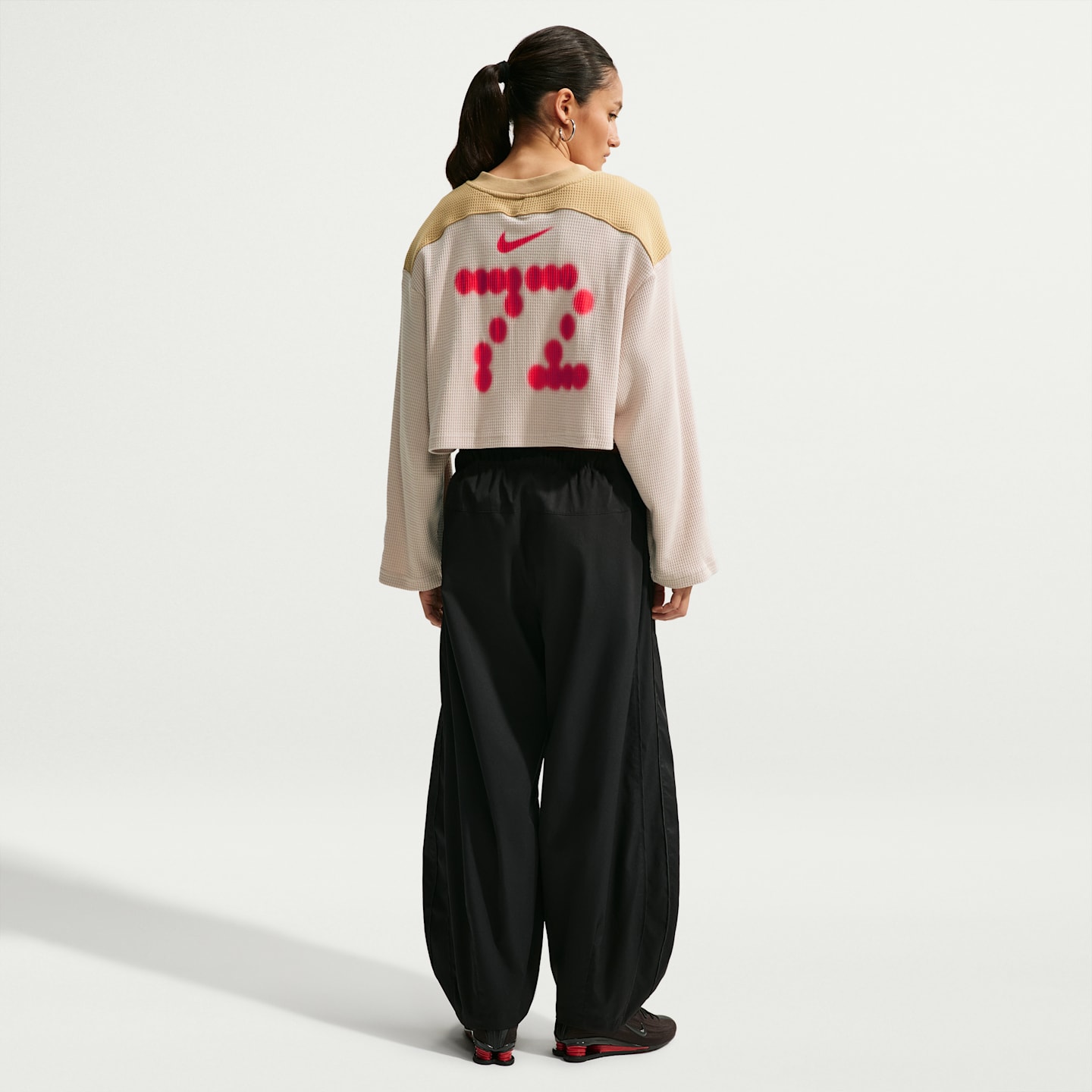Женское укороченное джерси Nike Sportswear оверсайз с длинным рукавом, цвет: Кремовый / Бежевый — фото 5