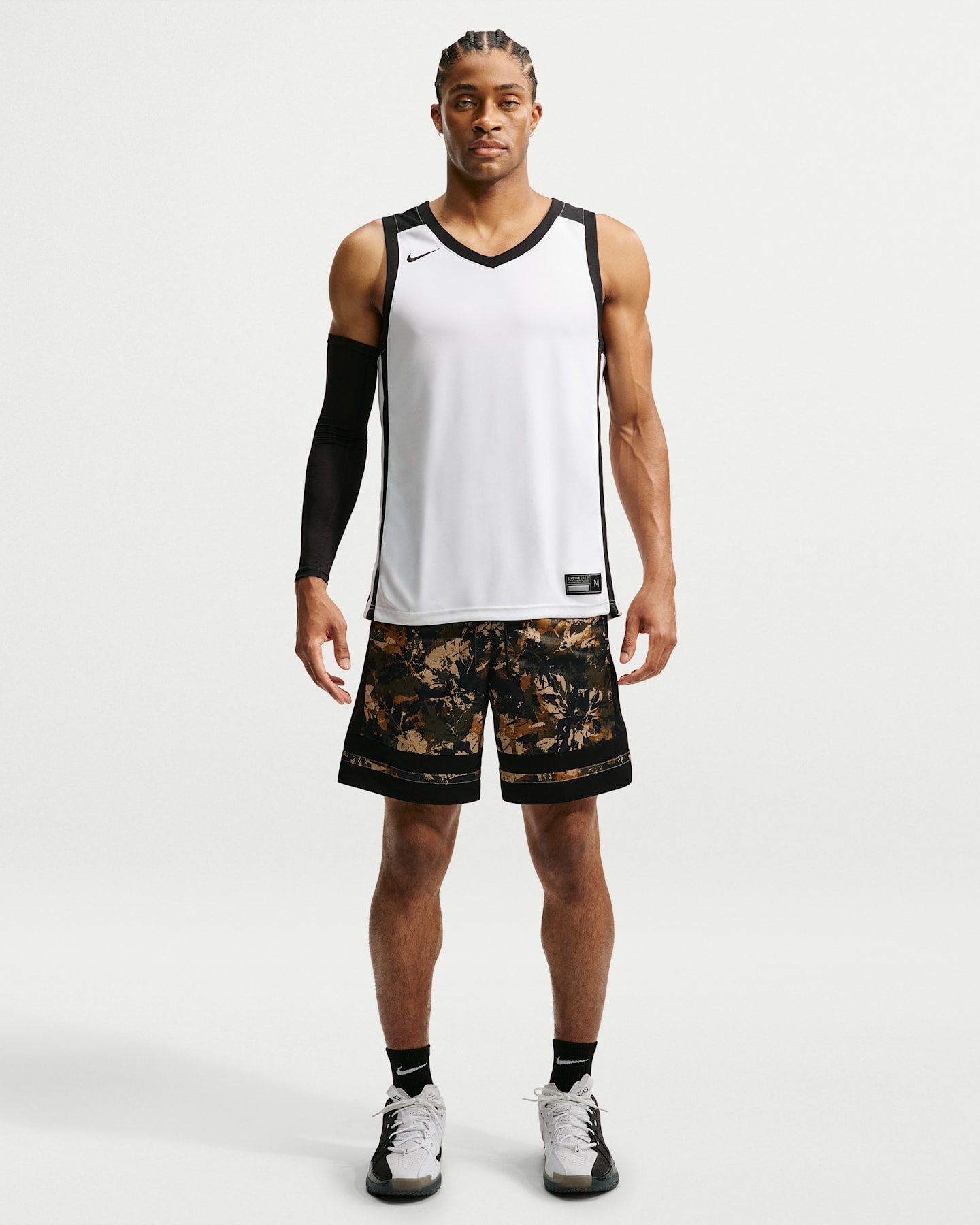 Мужские баскетбольные шорты 8" Nike Classic Dri-FIT, цвет: Бежевый / Чёрный — фото 6