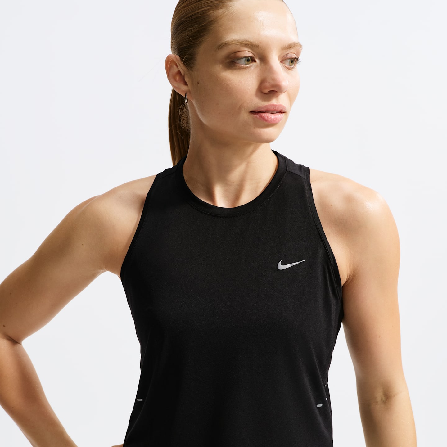 Женская беговая майка Nike Swift Breathe Dri-FIT, цвет: Чёрный / Белый — фото 1