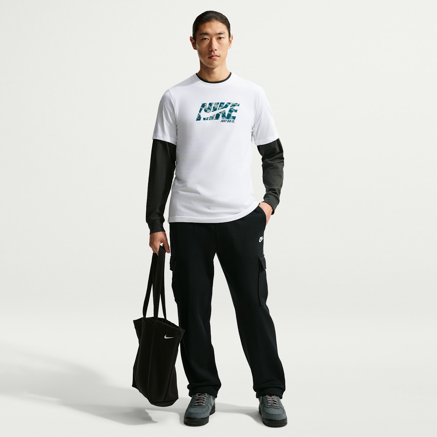 Мужские флисовые брюки-карго с открытым низом Nike Club, цвет: Чёрный / Белый — фото 1