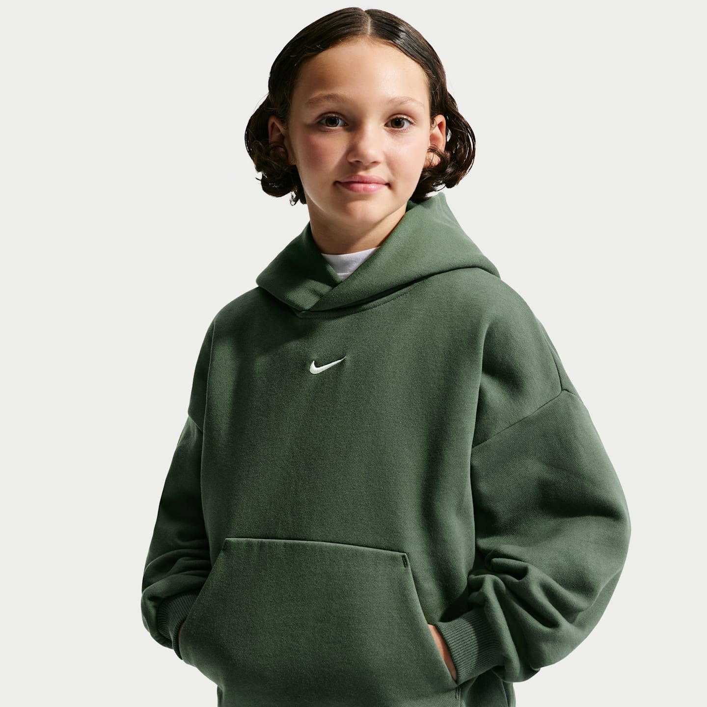 Детское флисовое худи-пуловер Nike Solo Swoosh, цвет: Камуфляжный зелёный / Молочный — фото 2