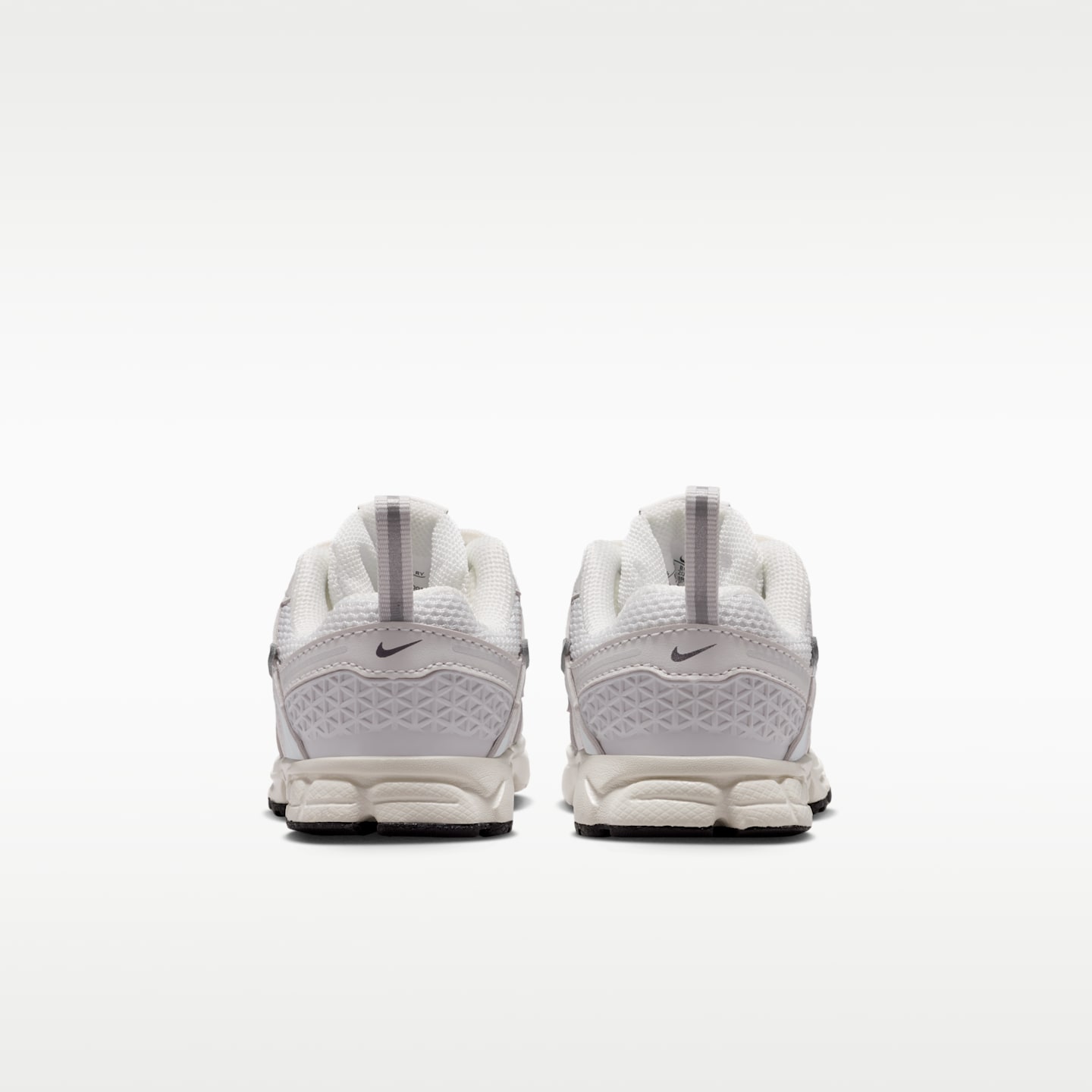 Детские кроссовки Nike Vomero 5 Baby/Toddler (Classic Laces), цвет: Молочный / Серебристый — фото 6
