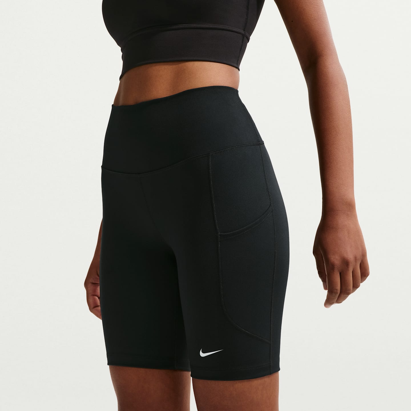 Женские байкерские шорты Nike One 8" с высокой талией и карманами, цвет: Чёрный / Белый — фото 2