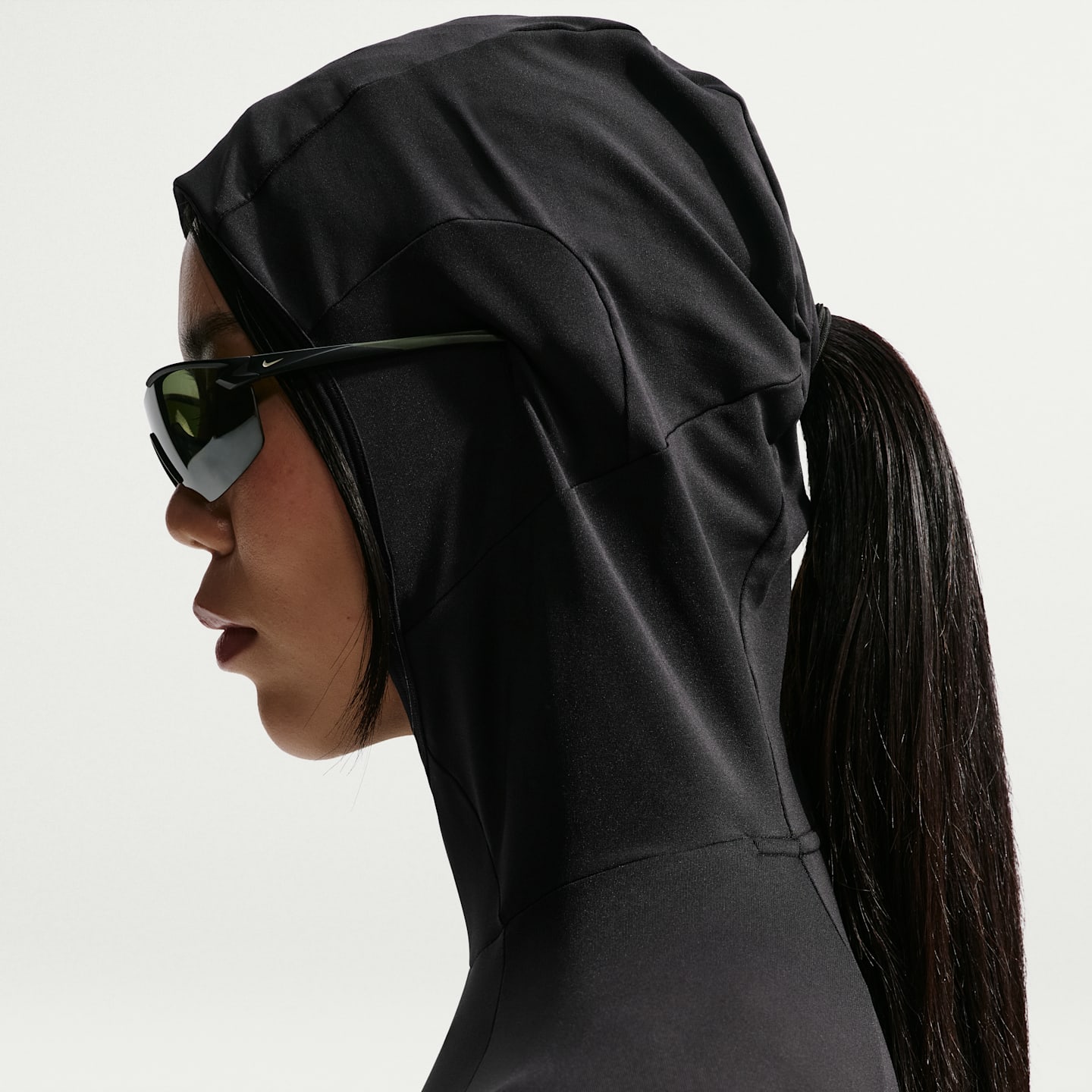 Женский топ Nike ACG UV-Resistant Hooded Trail Running Mid-Layer Top, цвет: Чёрный / Снежный белый — фото 6