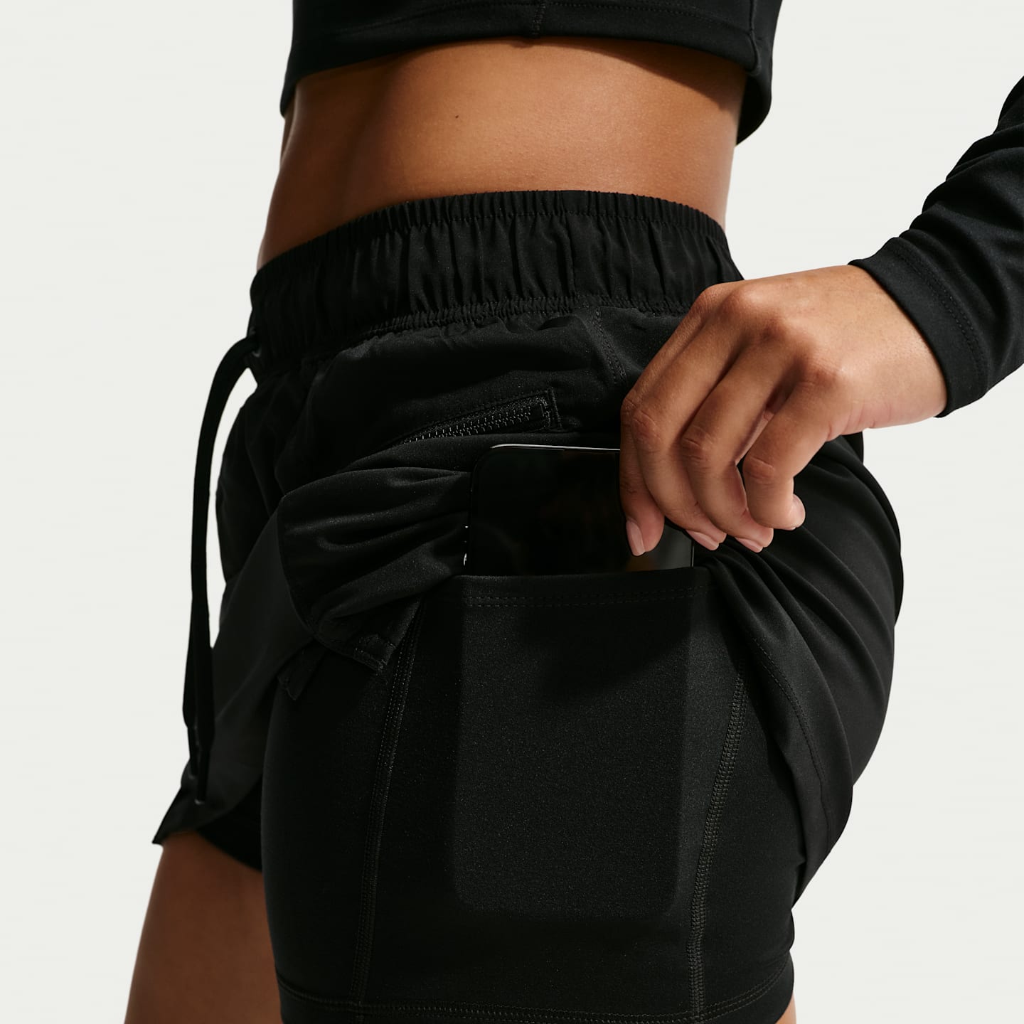 Женская юбка-шорты Nike One Dri-FIT 2-in-1 Woven Skort, цвет: Чёрный / Белый — фото 6