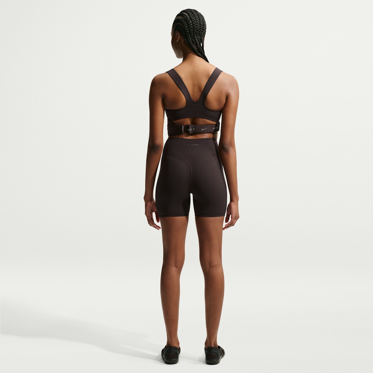 Женские шорты NikeSKIMS Studio Stretch, цвет: Кофейный — фото 5