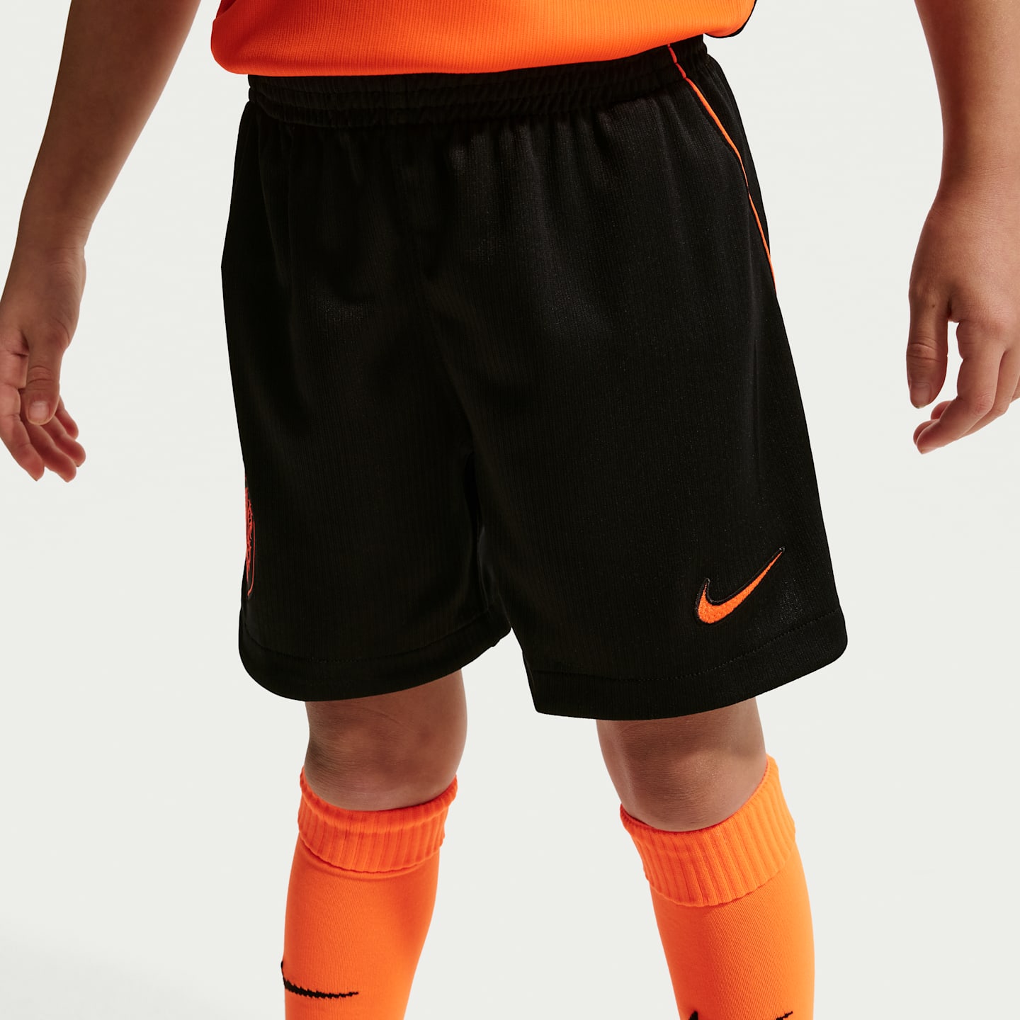 Детский футбольный комплект Nike Netherlands 2026 Stadium Home из 3 предметов, цвет: Малиновый / Чёрный — фото 4