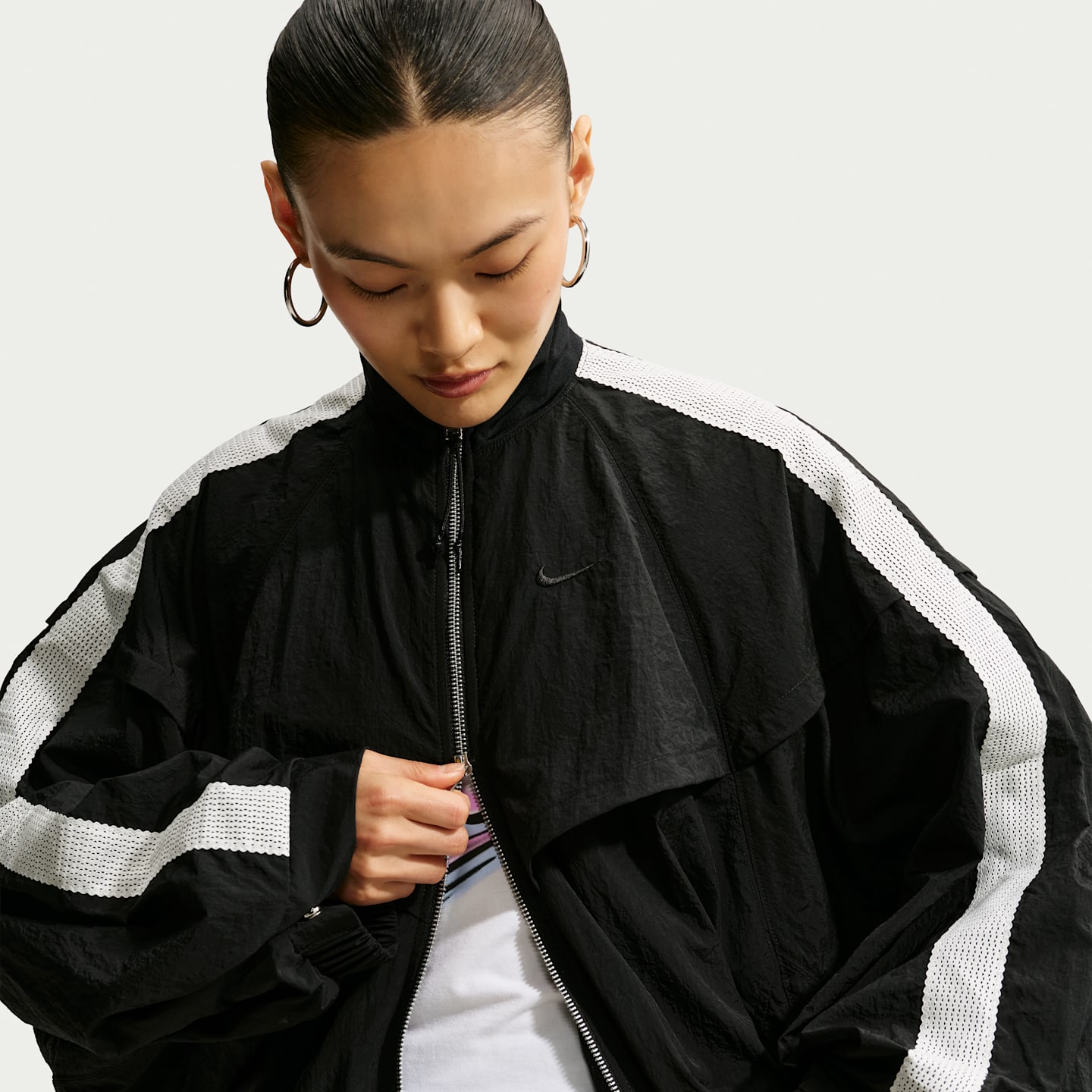 Женская спортивная куртка Nike Sportswear Balloon оверсайз, цвет: Чёрный / Молочный — фото 3