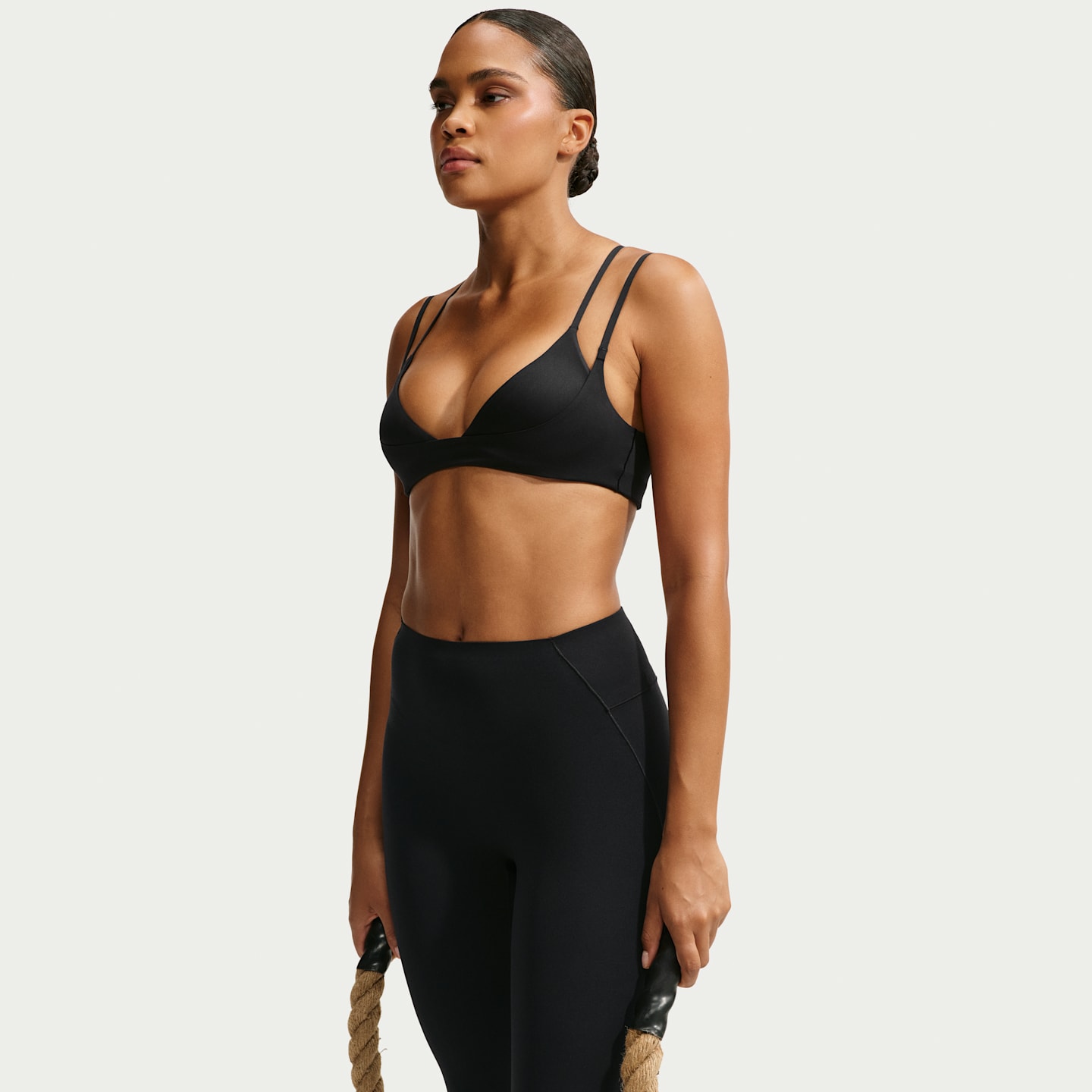 Женские спортивные бра NikeSKIMS Matte Double-Strap Triangle Bra, цвет: Обсидиановый — фото 3