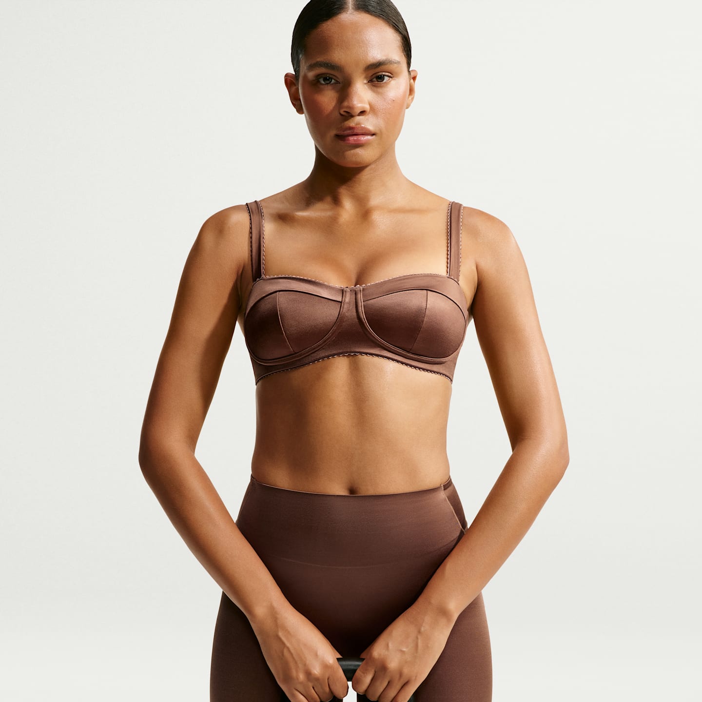Женский спортивный бюстгальтер NikeSKIMS Satin Shine со вставками и пикотажем, цвет: Коричневый — фото 3