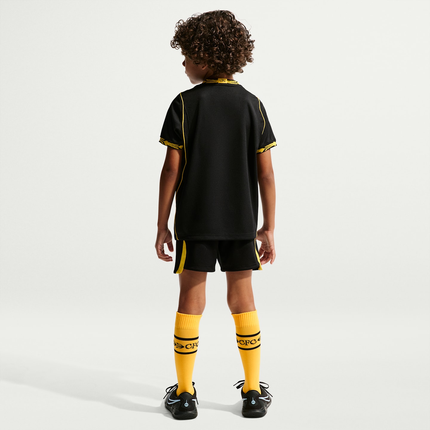 Детский футбольный комплект Nike Chelsea FC 2026/27 Stadium Away из 3 предметов, цвет: Чёрный / Золотой — фото 7