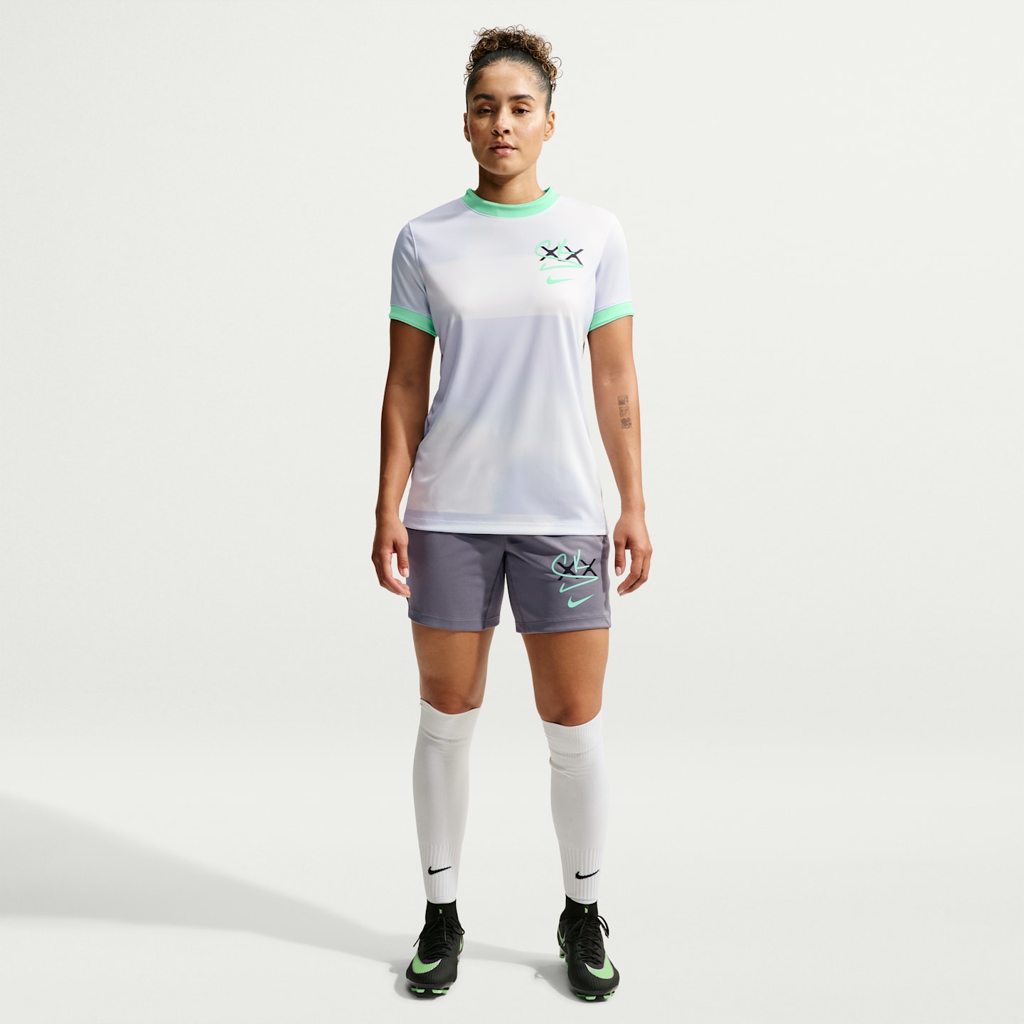 Женский футбольный топ с коротким рукавом Nike Sam Kerr для разминки Dri-FIT, цвет: Снежный белый / Зелёный сияющий — фото 4