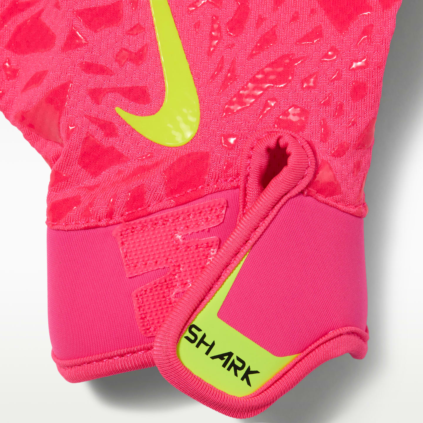 Футбольные перчатки Nike Shark 2.0 для самых маленьких, цвет: Розовый / Кислотно-жёлтый — фото 3