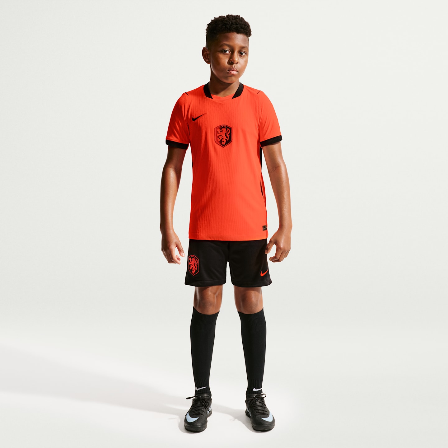 Детский топ Nike Netherlands National Team 2026 Match Home Aero-FIT Soccer Jersey, цвет: Малиновый / Чёрный — фото 7