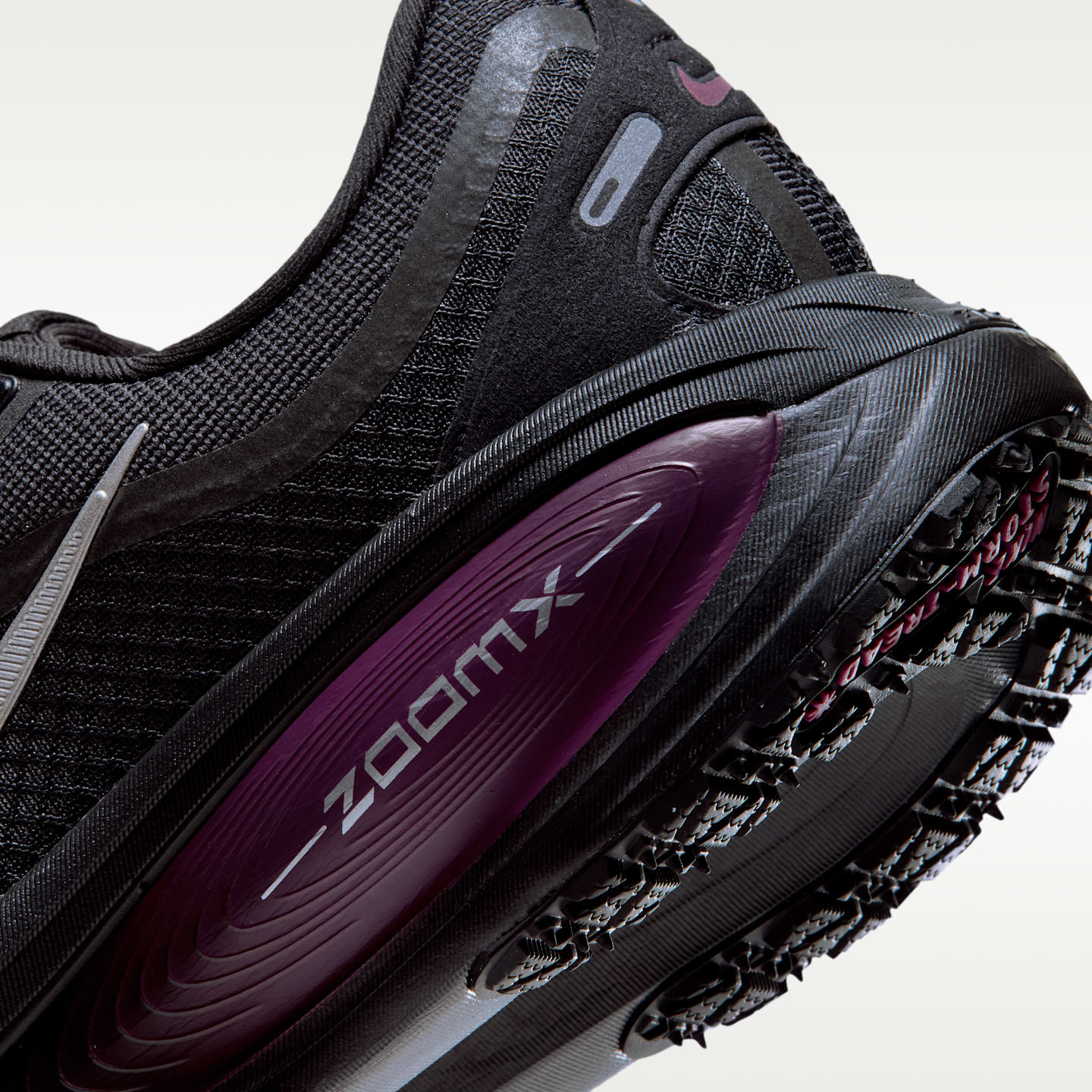 Женские кроссовки Nike Vomero 18 GORE-TEX Waterproof Road Running Shoes with Reflective Accents, цвет: Чёрный / Ягодный — фото 8