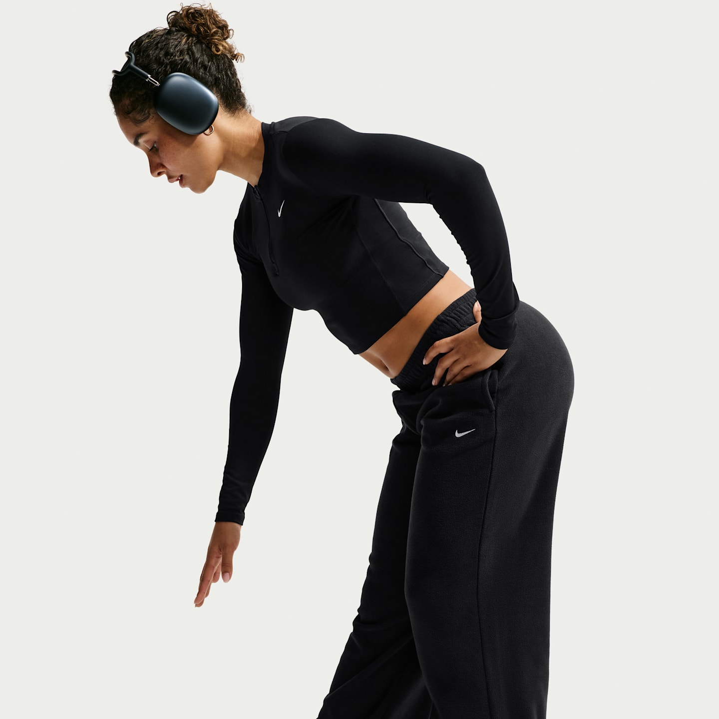Женские широкие брюки Nike One Therma-FIT со средней посадкой, цвет: Чёрный / Белый — фото 4