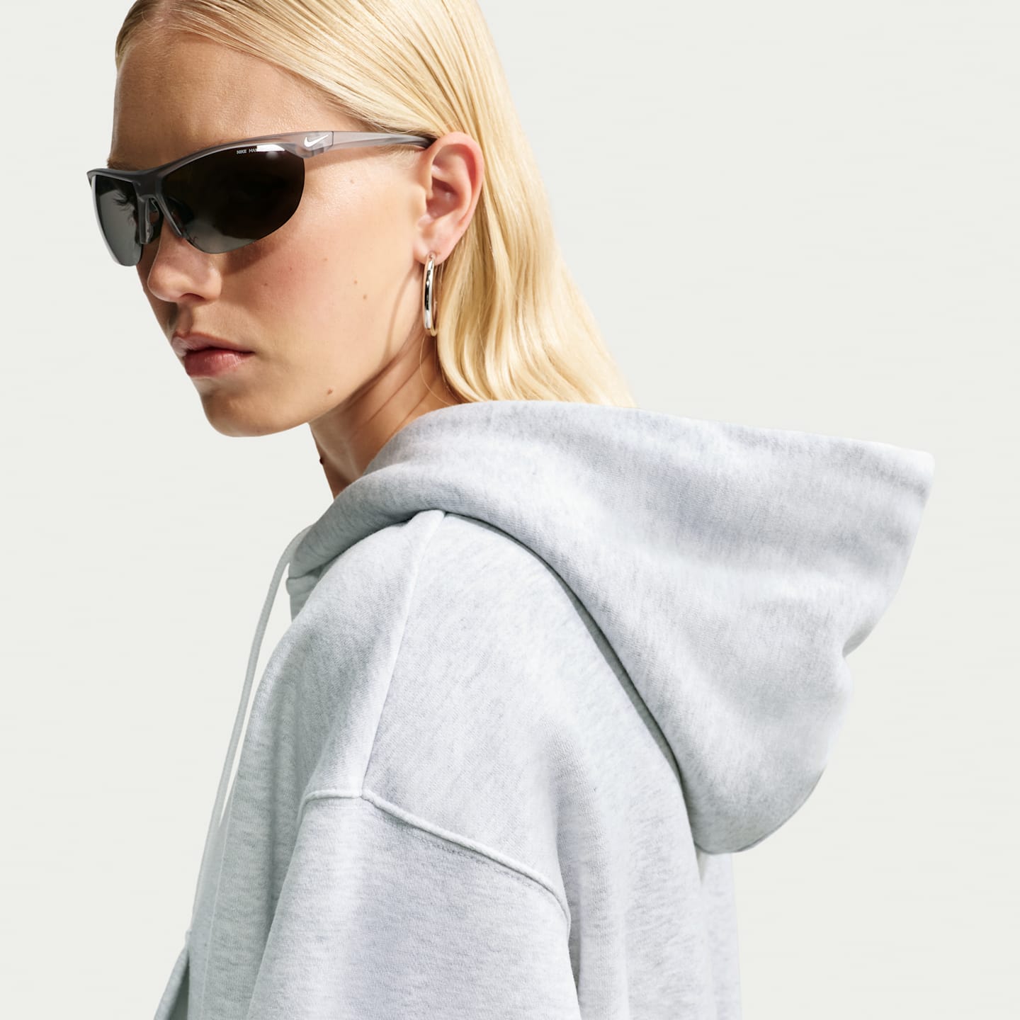Женское худи Nike Studio Fleece Medium Weight Oversized Full-Zip Cropped, цвет: Берёзовый меланжевый / Чёрный — фото 6