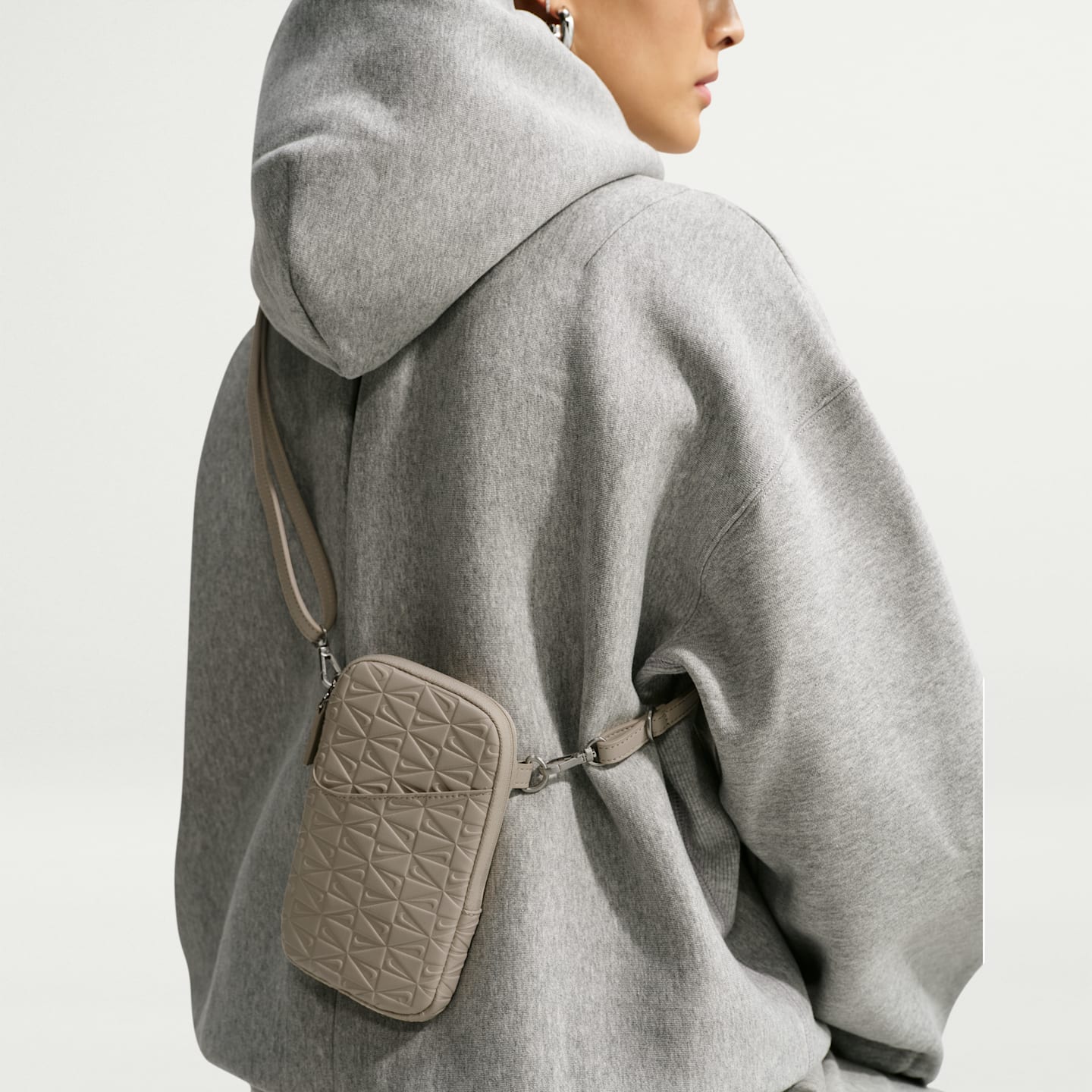 Женские кроссовки Nike Premium Monogram Phone Carrier 2.0, цвет: Кремовый / Чёрный