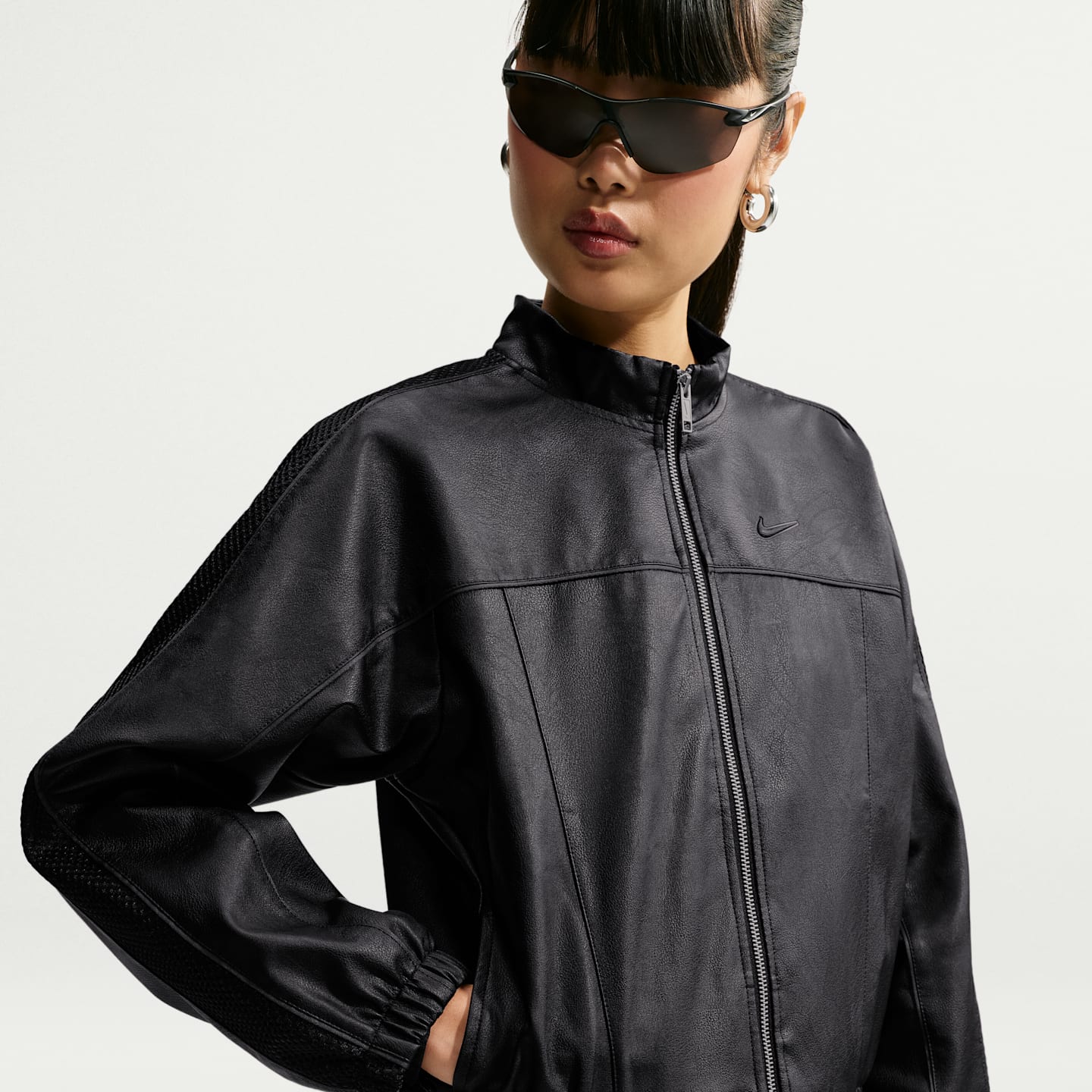 Женская спортивная куртка Nike Sportswear из экокожи, цвет: Чёрный — фото 1