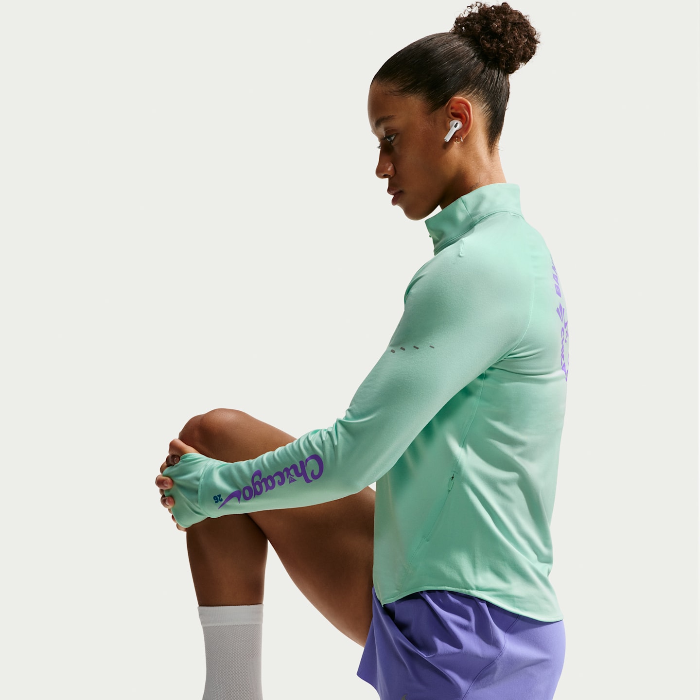 Женский беговой топ Nike Swift Dri-FIT с UV-защитой на молнии 1/2, цвет: Зелёный / Виноградный — фото 3