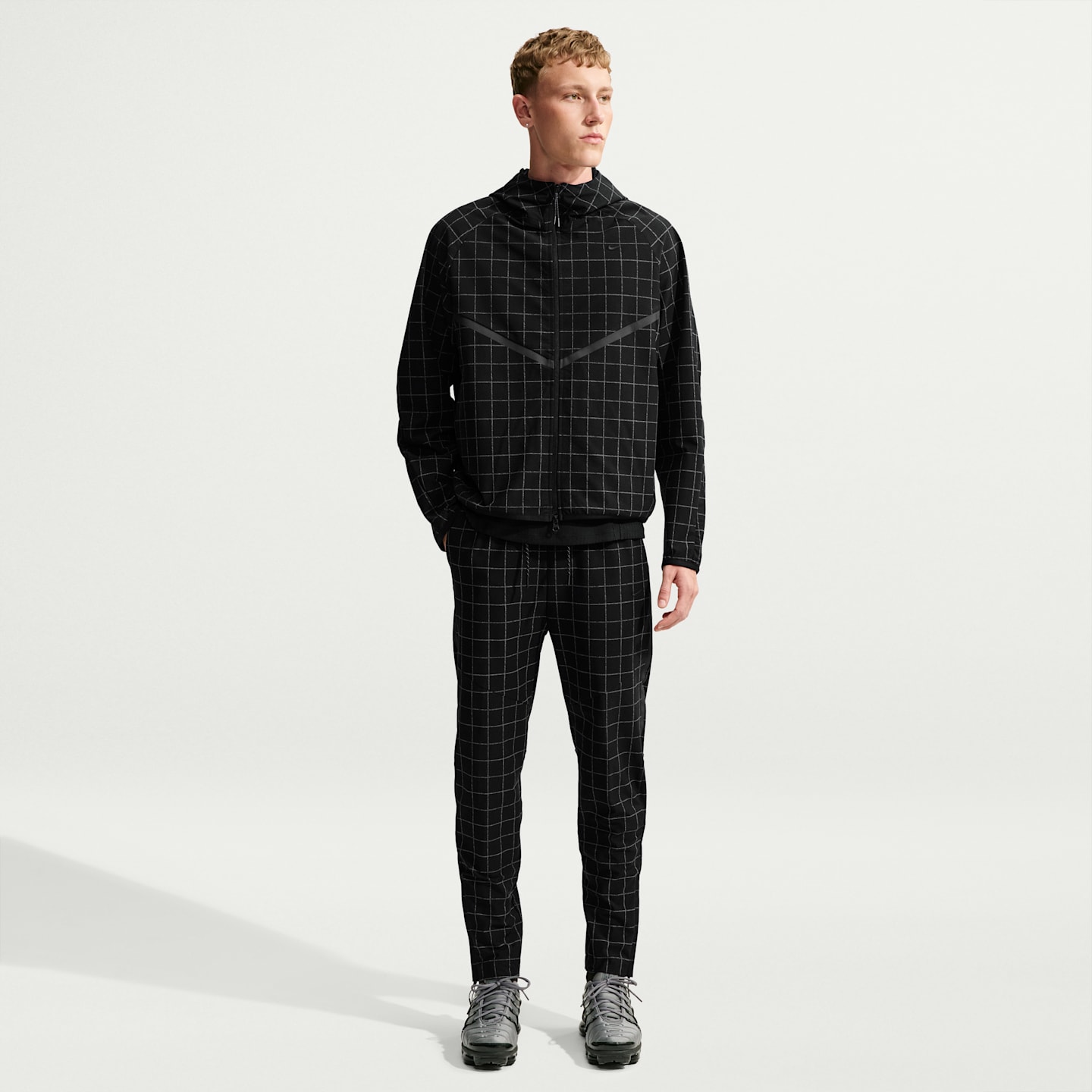 Мужские трикотажные брюки Nike Tech Dri-FIT Shori с принтом по всей поверхности, цвет: Чёрный / Железный серый — фото 1