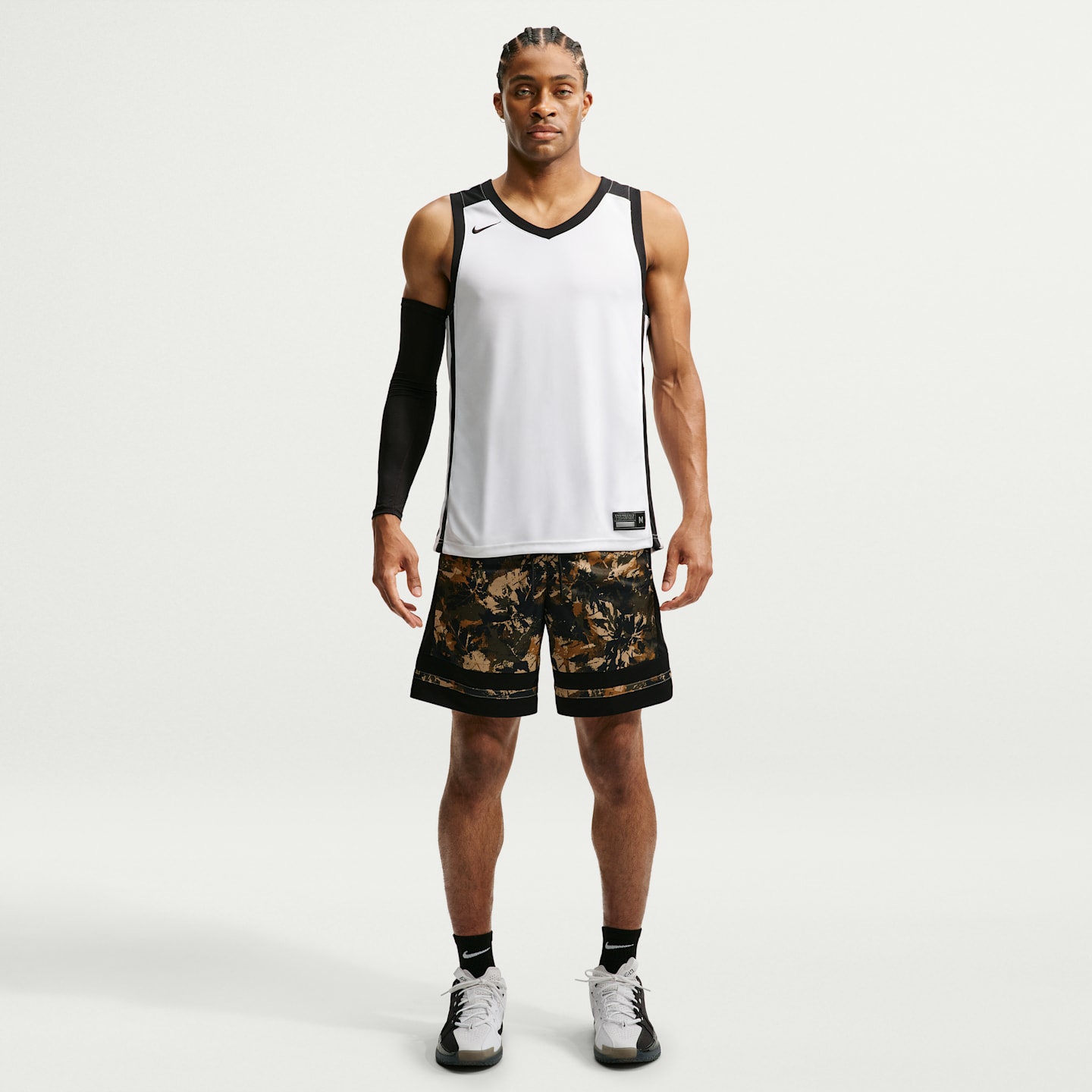 Мужские баскетбольные шорты 8" Nike Classic Dri-FIT, цвет: Бежевый / Чёрный — фото 1