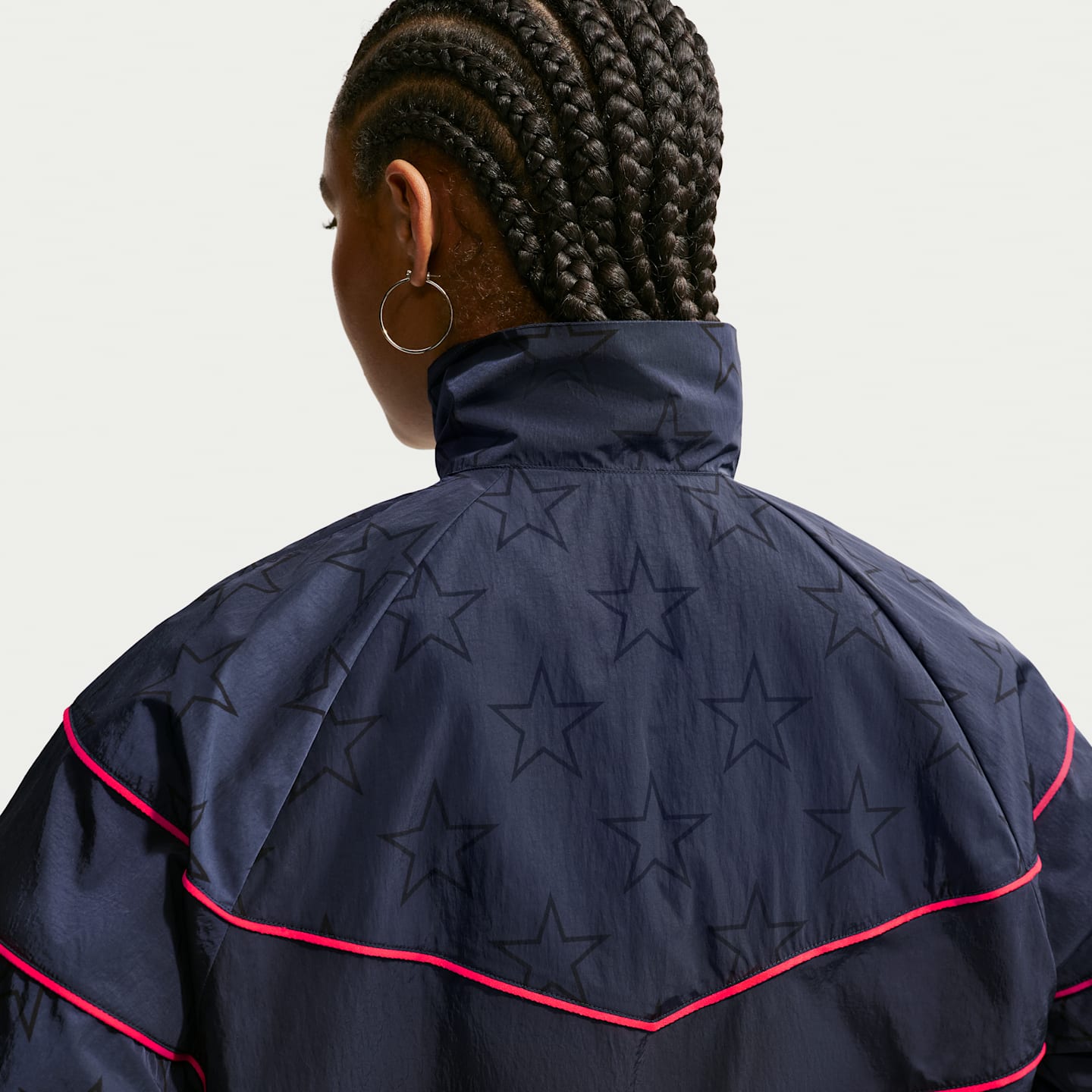 Женская футбольная тканая куртка с УФ-защитой Nike Usmnt Windrunner, цвет: Обсидиановый / Красный — фото 2